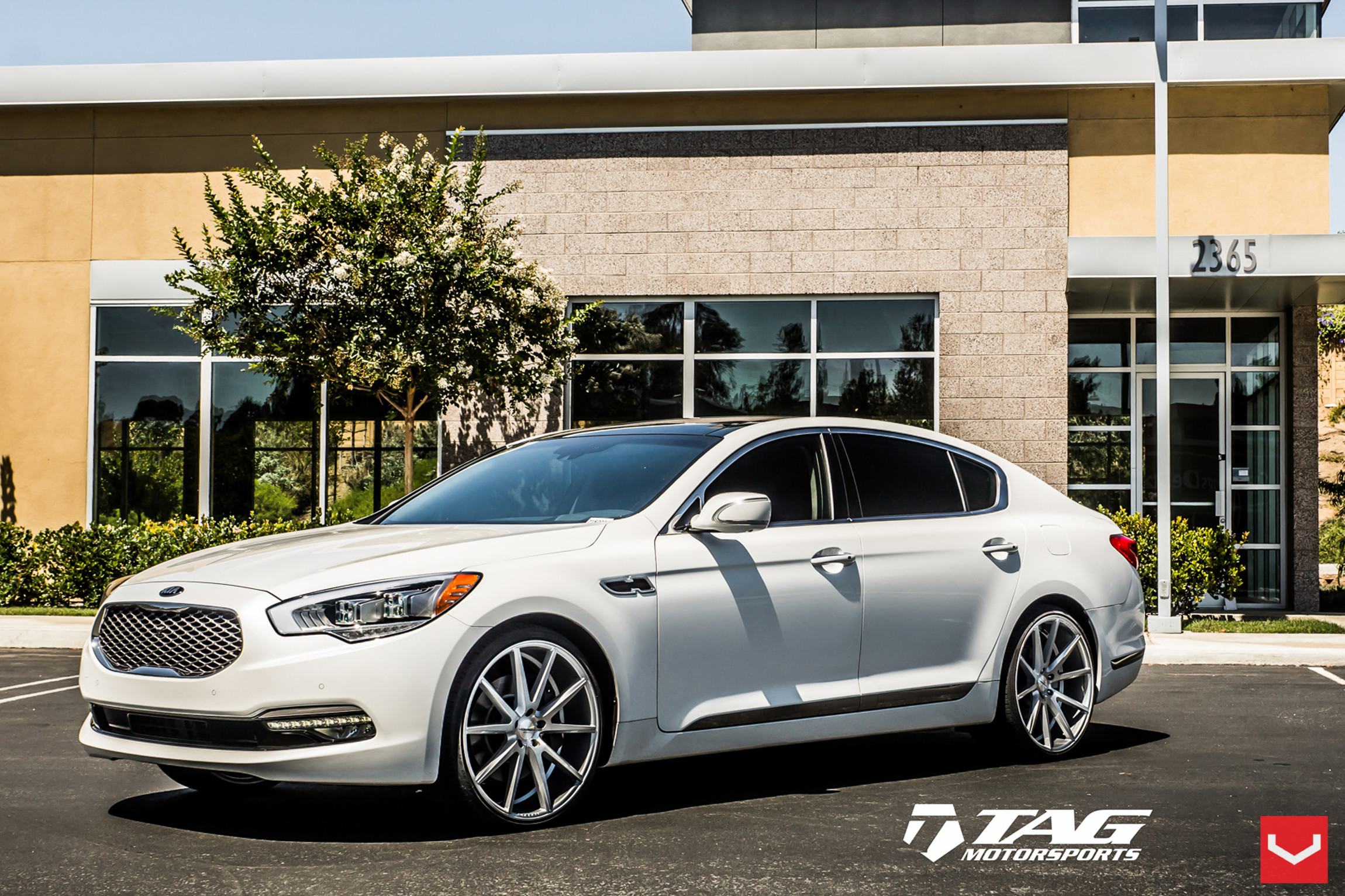 White Kia K900 with Custom Chrome Grille - Photo by Vossen