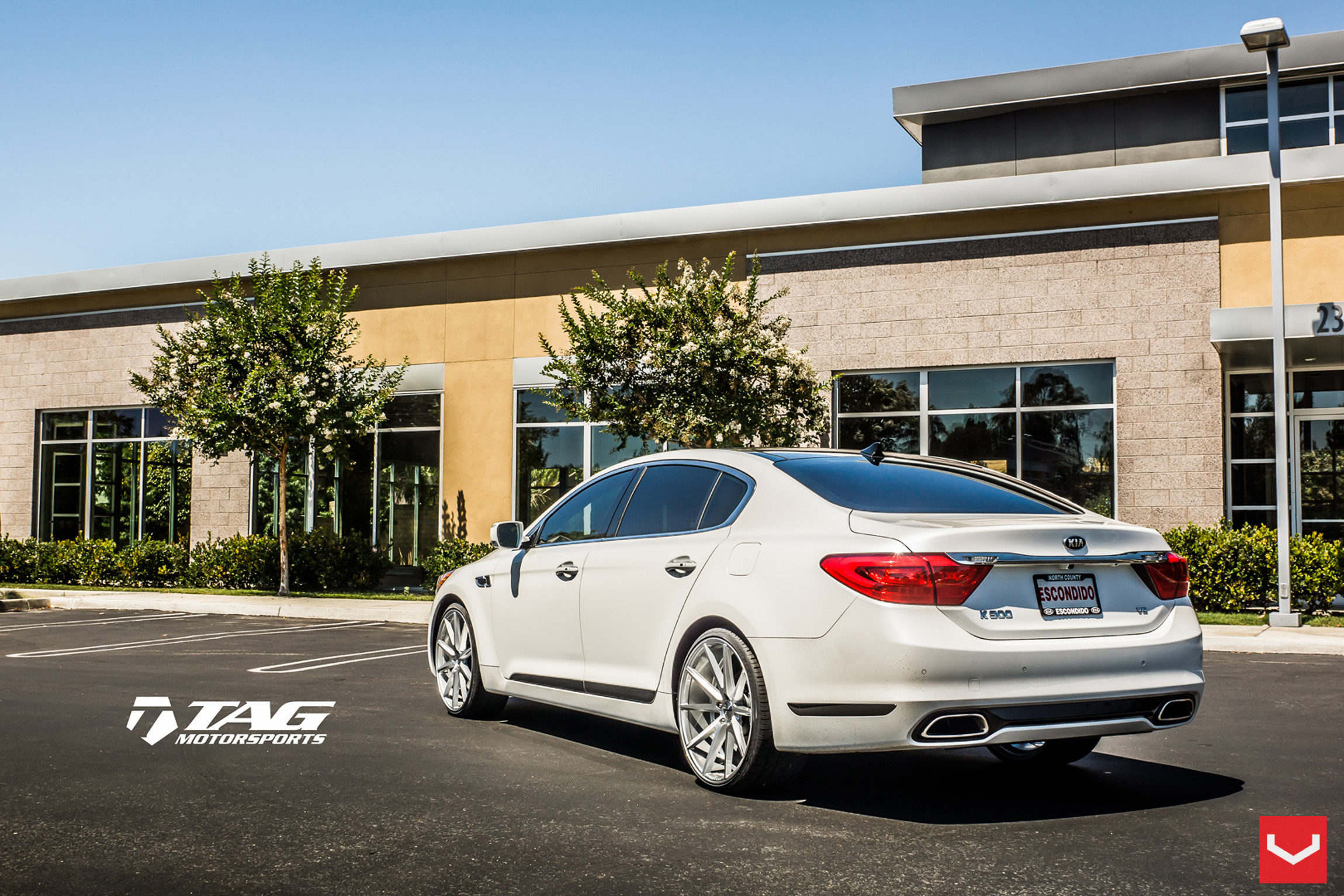 White Kia K900 with Aftermarket Rear Diffuser - Photo by Vossen