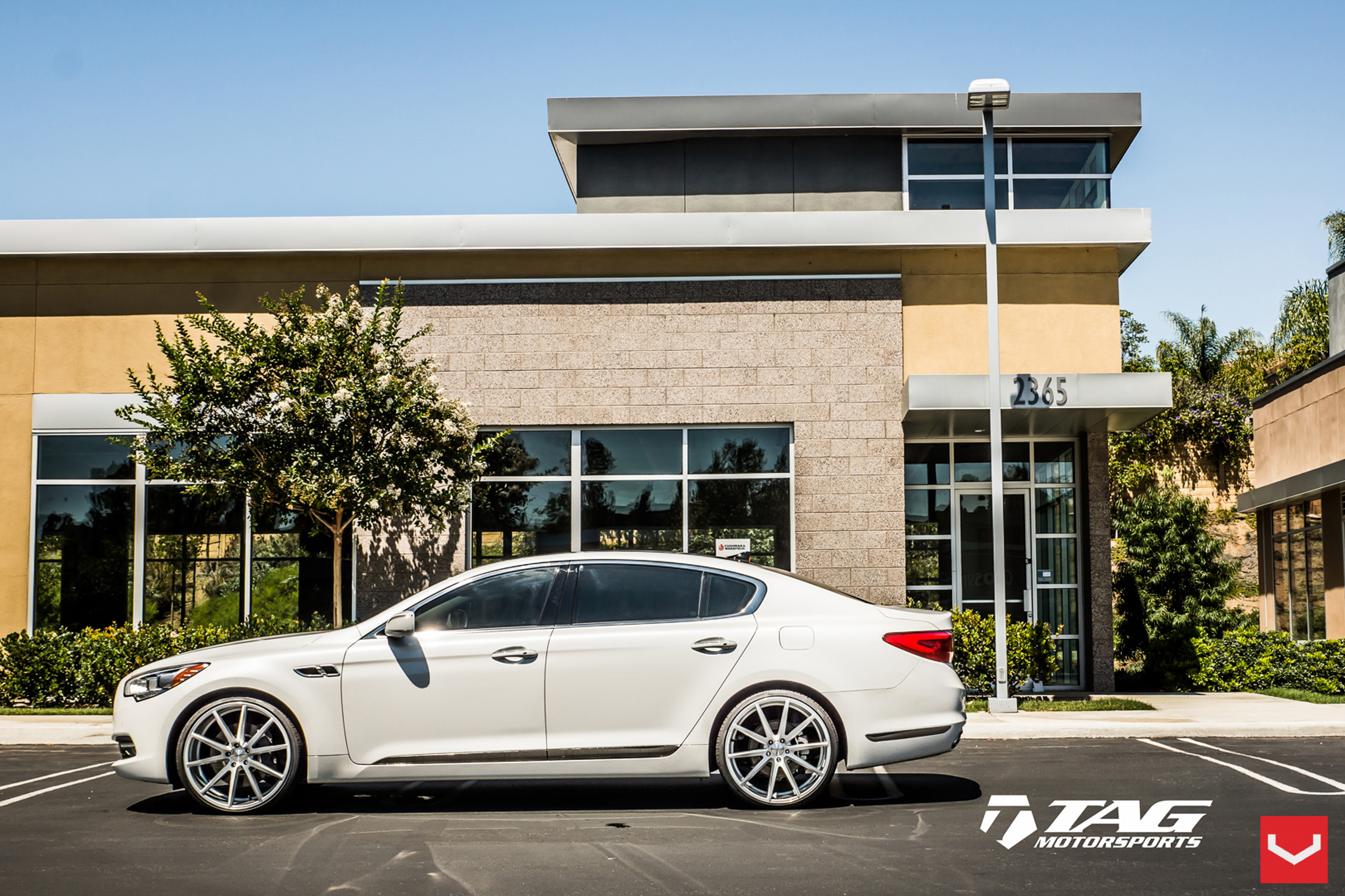 Custom White Kia K900 with Vossen VFS Rims - Photo by Vossen