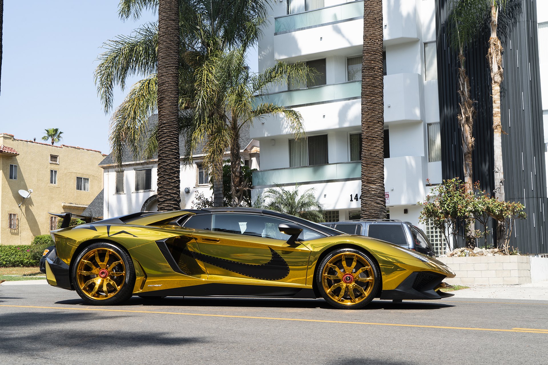 Культ ламба. Lamborghini Aventador SV Gold. Ламборгини авентадор 2018 золотой. Золотая Lamborghini Aventador. Lamborghini Aventador 2020 Gold.