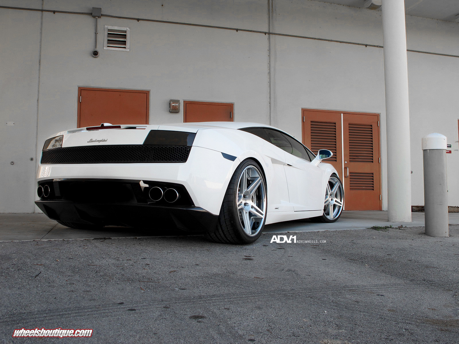 Aftermarket Exhaust System on White Lamborghini Gallardo - Photo by ADV.1