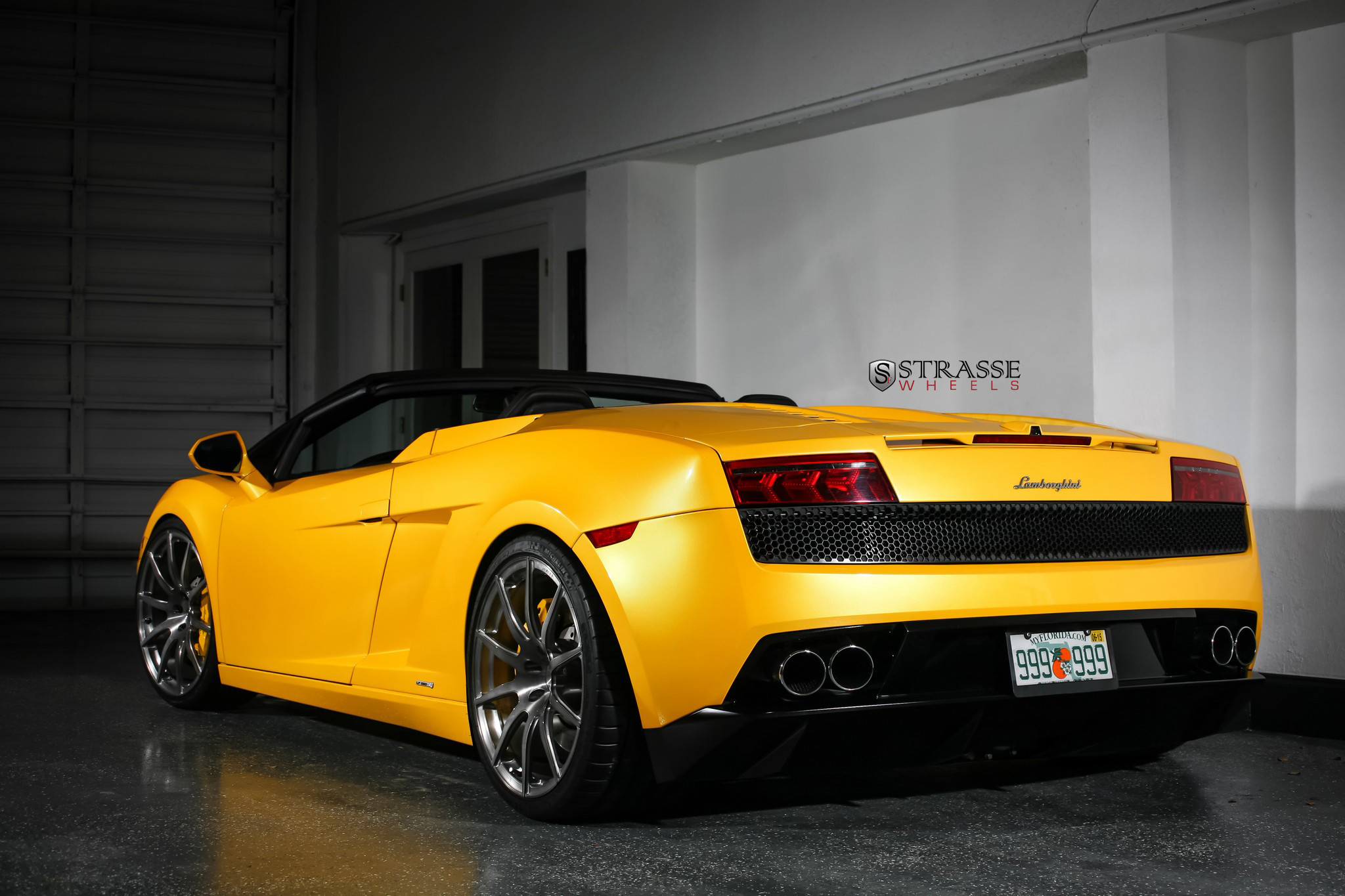 Aftermarket Rear Diffuser on Yellow Lamborghini Gallardo - Photo by Strasse Forged
