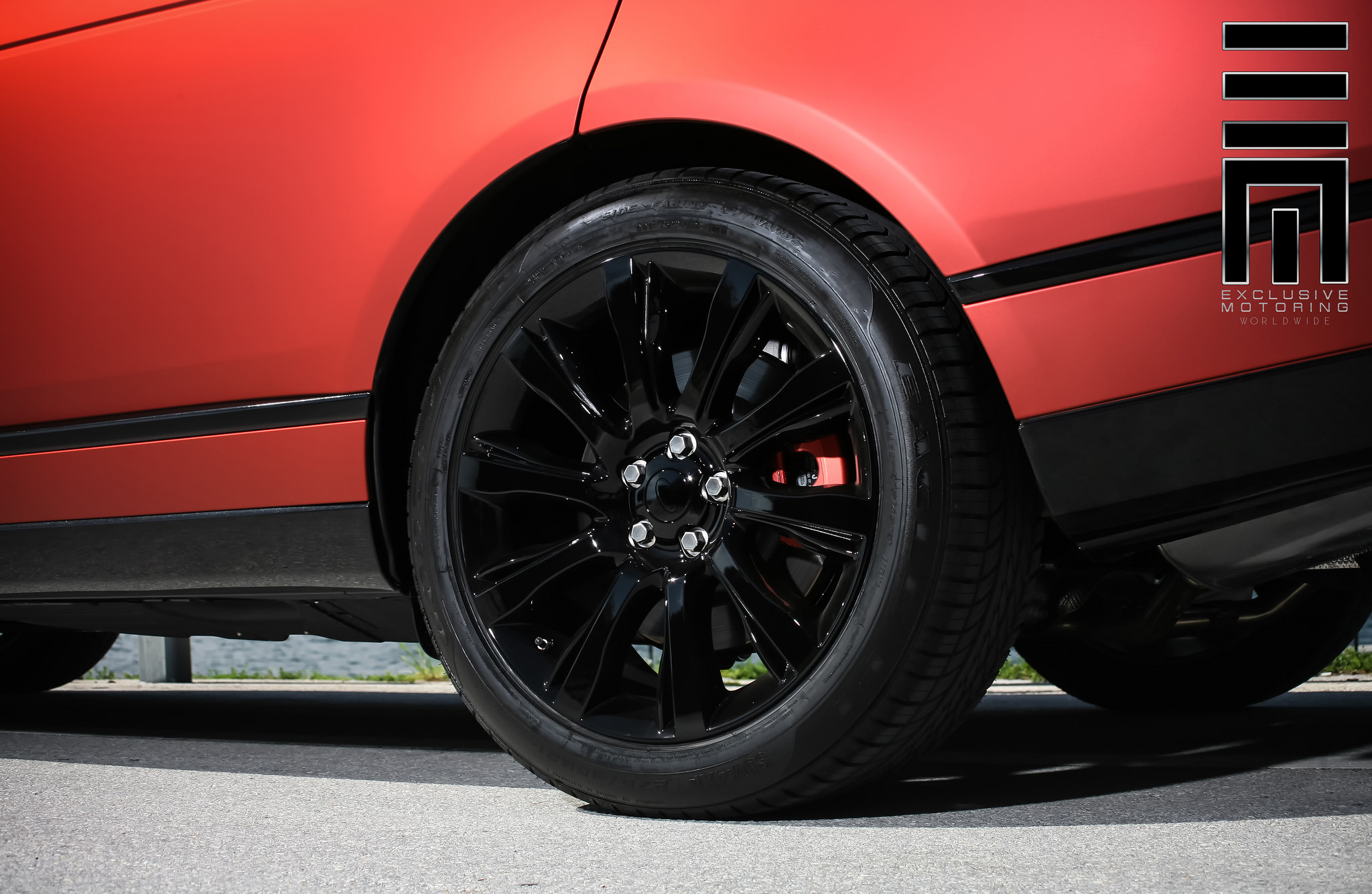 Black Rims With Red Caliper on Range Rover - Photo by Exclusive Motoring