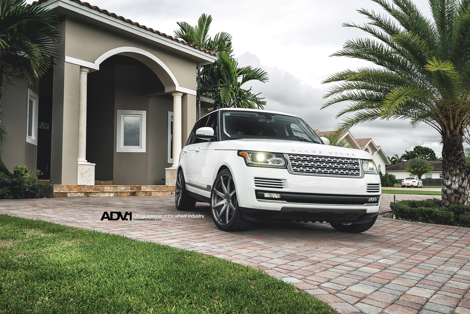 Aftermarket Headlights on White Range Rover - Photo by ADV.1