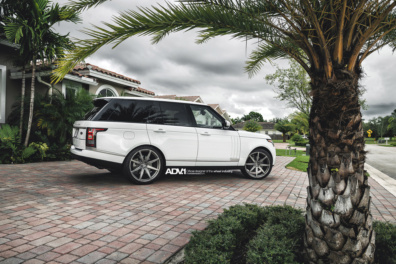 White Range Rover Roofline Spoiler - Photo by ADV.1