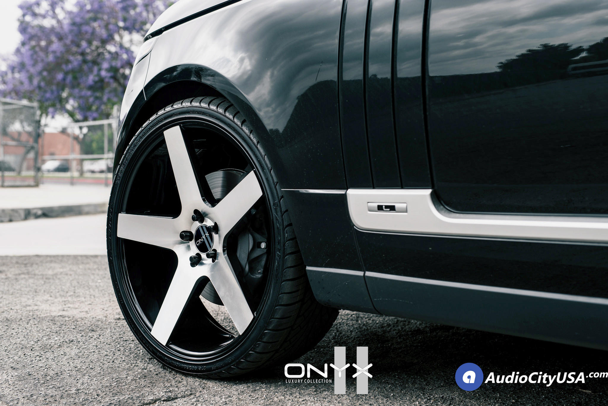 Aftermarket Side Skirts on Black Range Rover - Photo by Rennen International