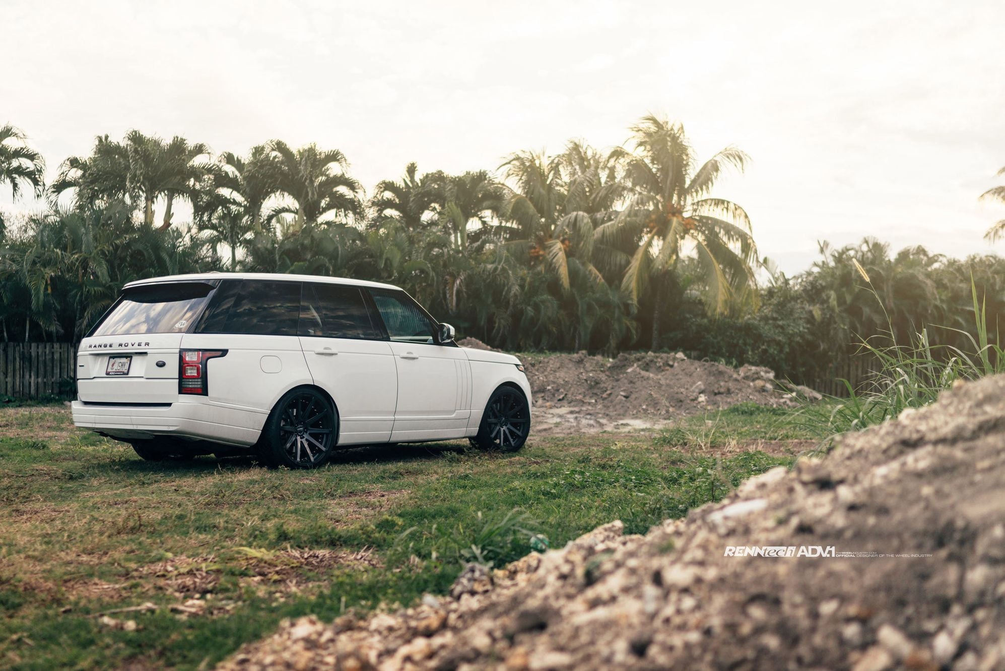 Aftermarket Roofline Spoiler on White Range Rover - Photo by ADV.1