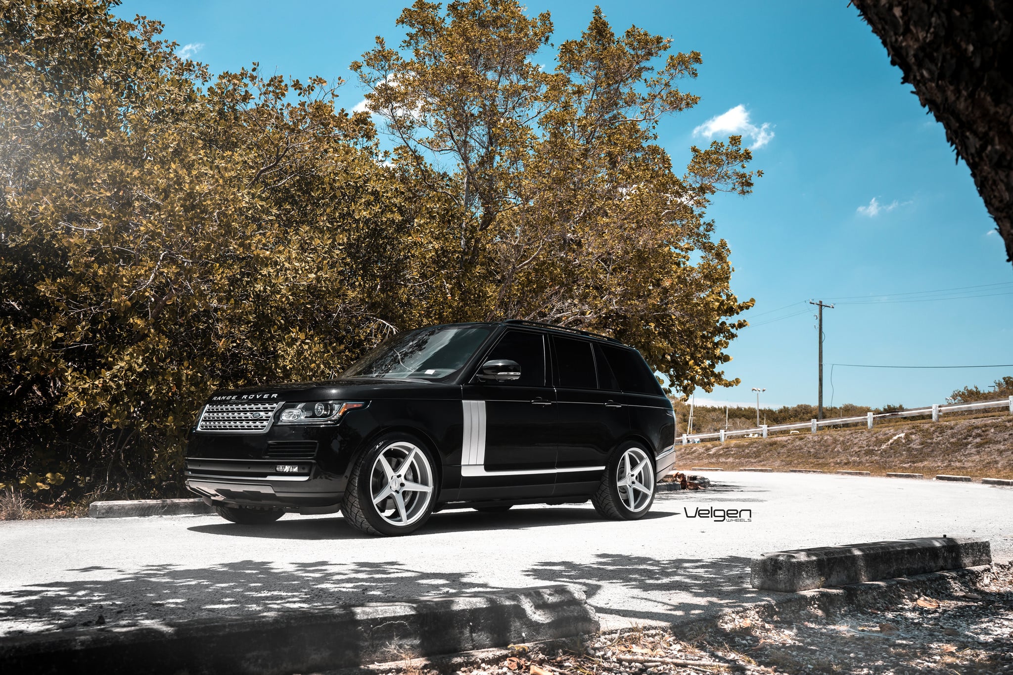 Black Range Rover with Chrome Mesh Grille - Photo by Velgen