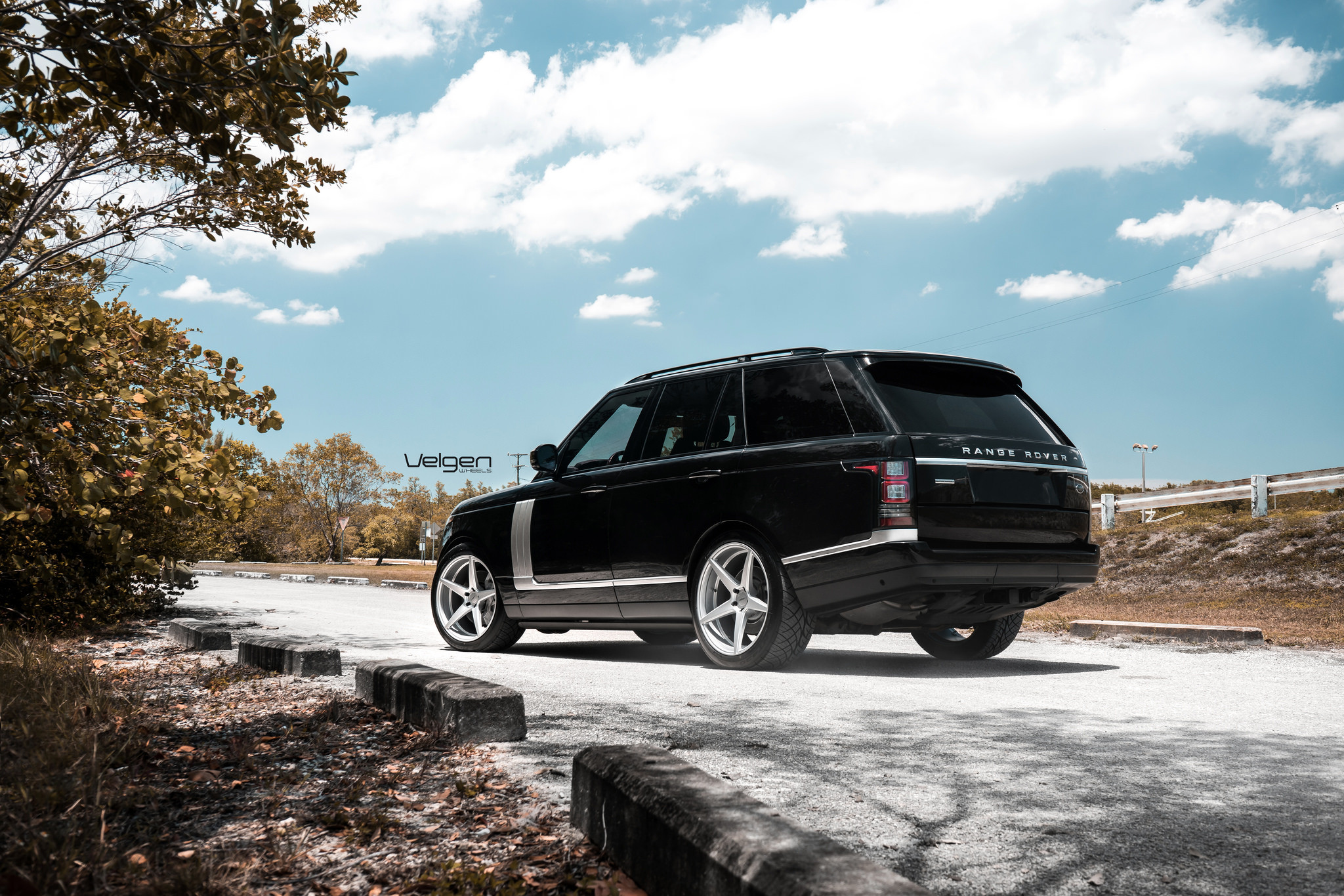 Roofline Spoiler on Black Range Rover - Photo by Velgen