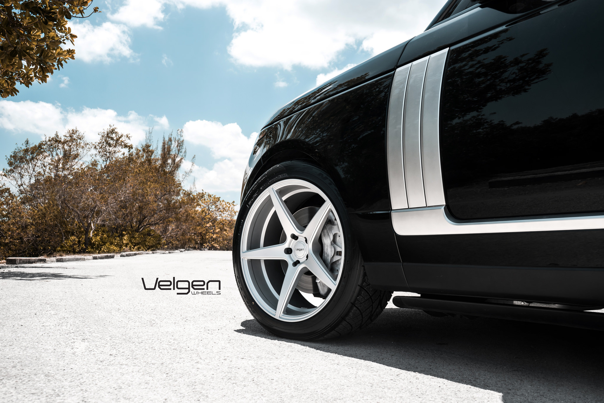 Black Range Rover with Aftermarket Running Boards - Photo by Velgen