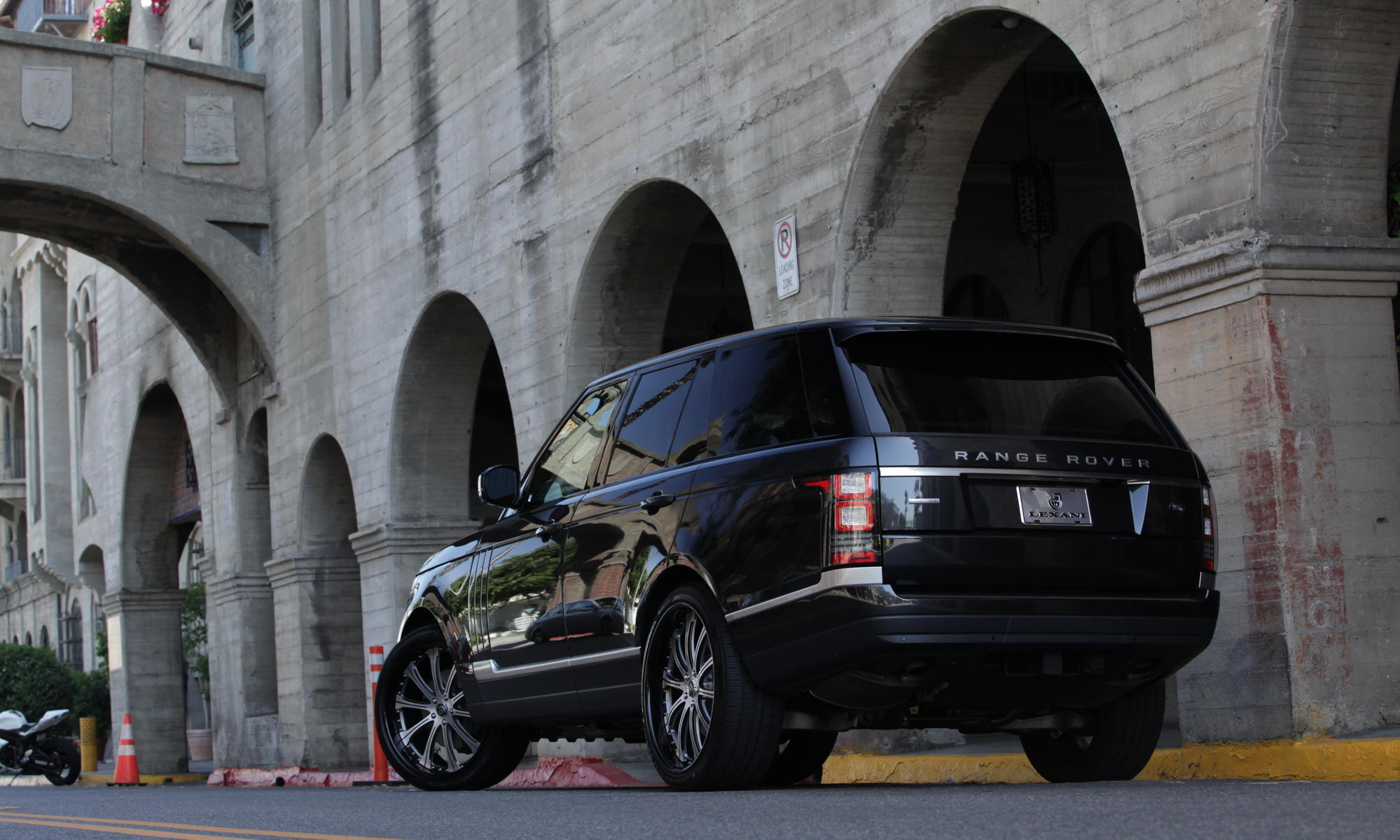 Aftermarket Roofline Spoiler on Black Range Rover - Photo by Lexani
