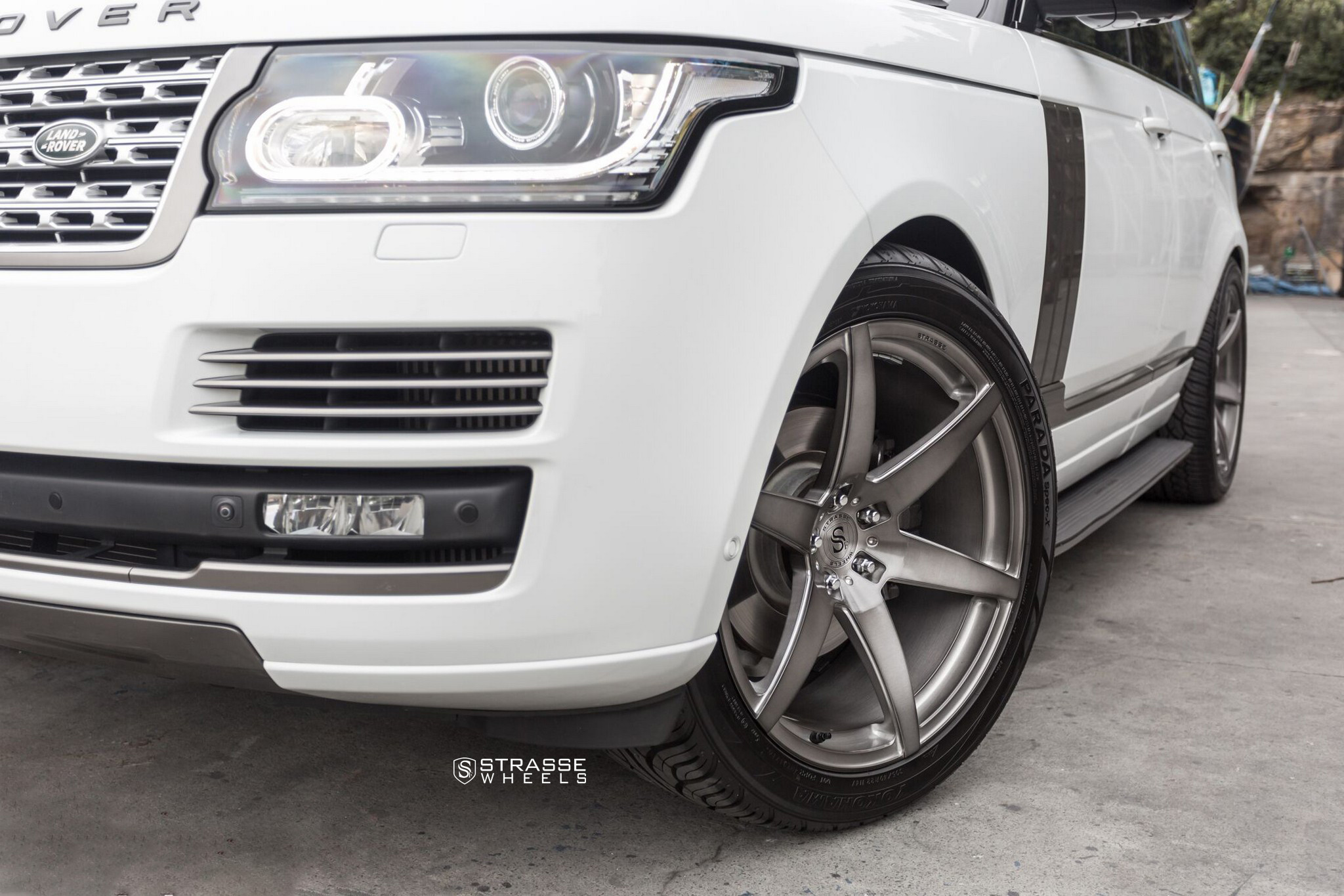 Front Bumper with LED Lights on White Range Rover - Photo by Strasse Forged