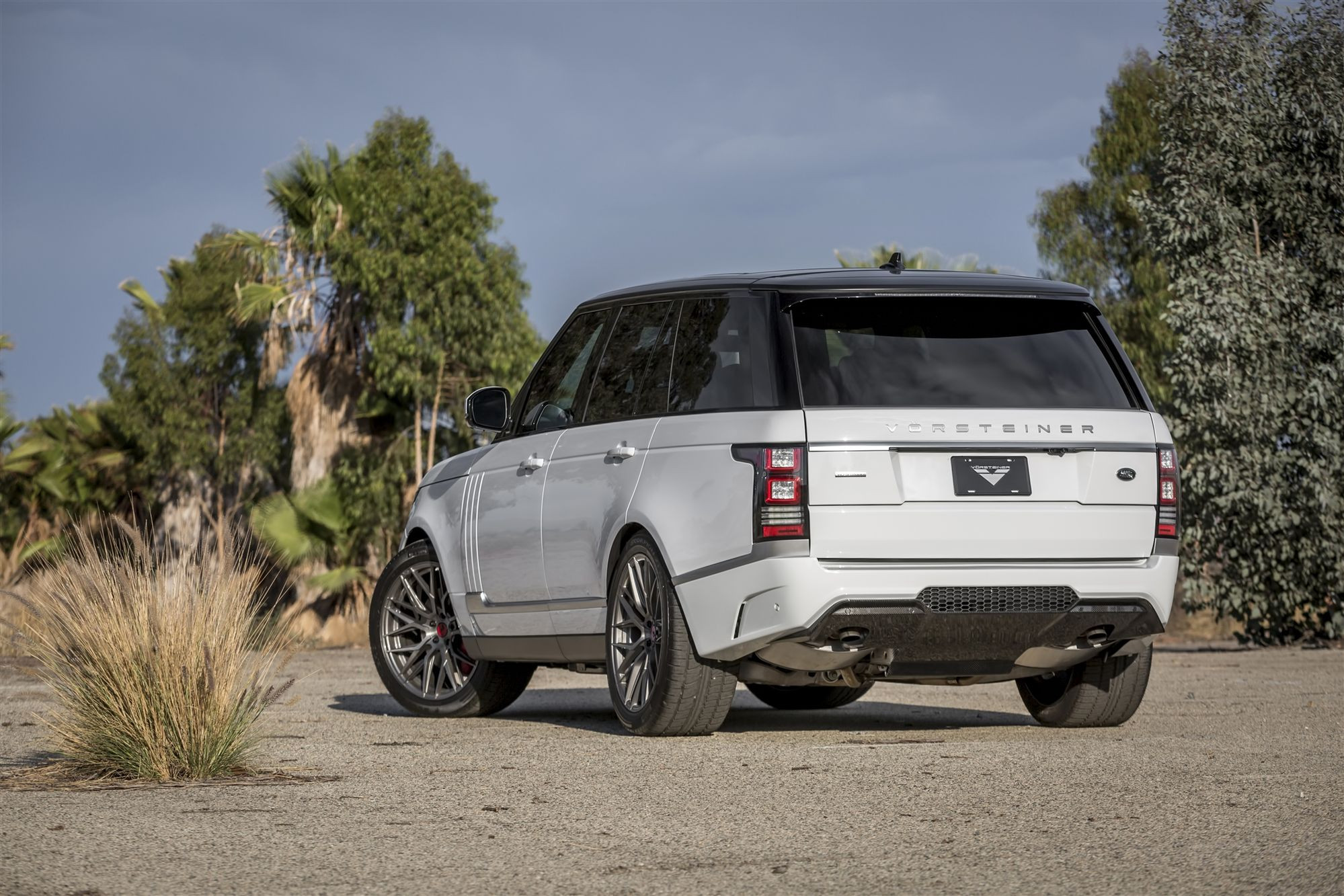 Roofline Spoiler with Light on White Range Rover - Photo by Vorstiner