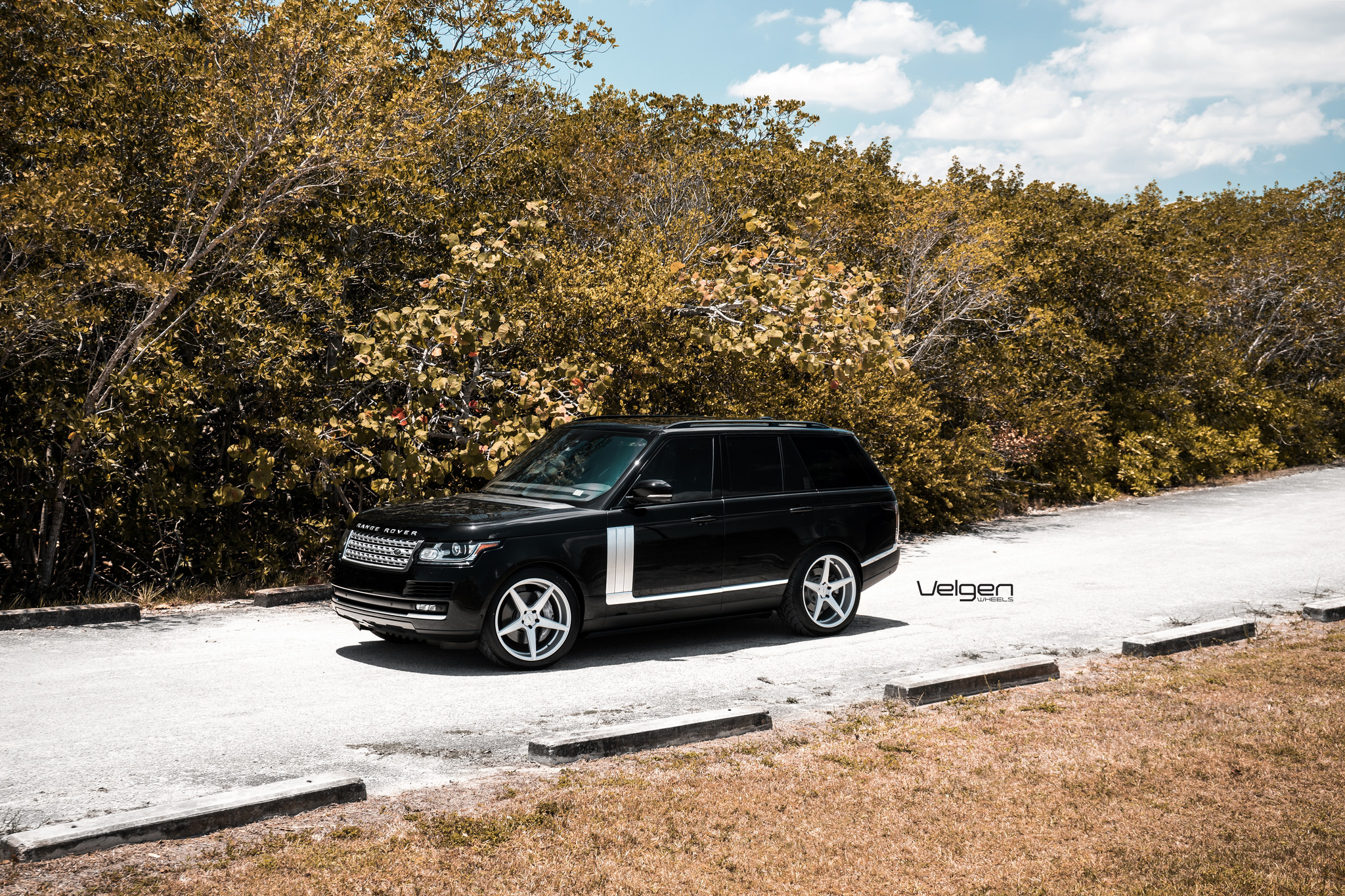 Aftermarket Projector Headlights on Black Range Rover - Photo by Velgen