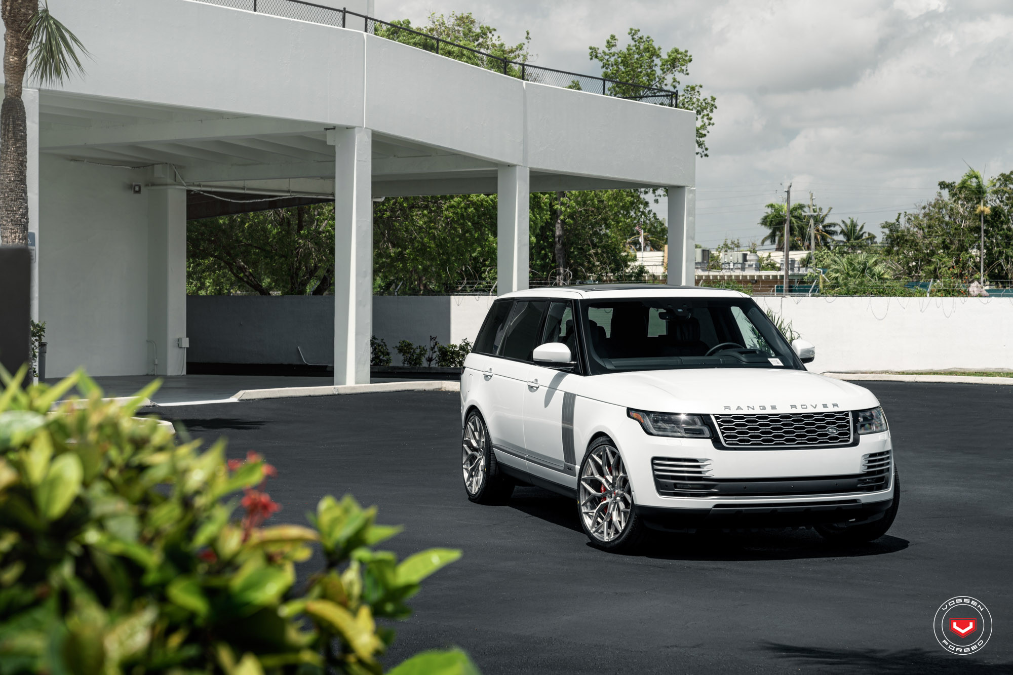 Chrome Mesh Grille on White Range Rover - Photo by Vossen