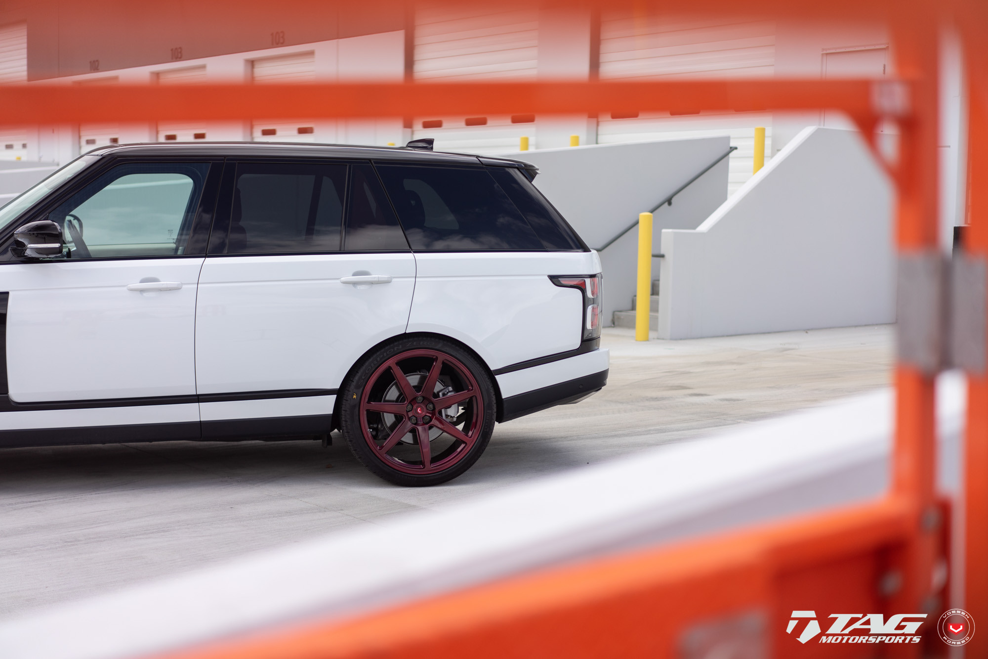 White Range Rover with Merlot 24 Inch Vossen Rims - Photo by Vossen
