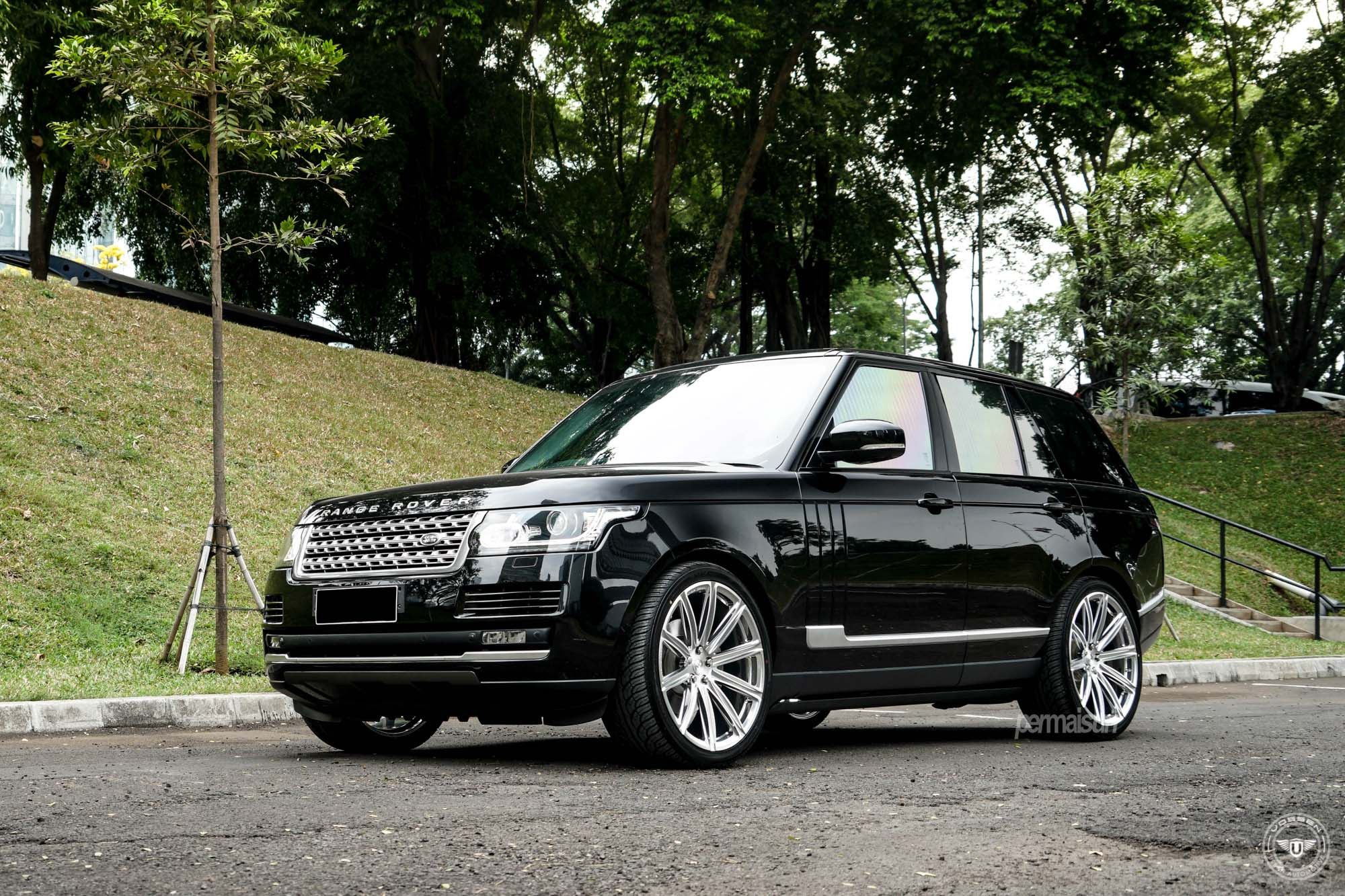 Black Range Rover with Chrome Mesh Grille - Photo by Vossen