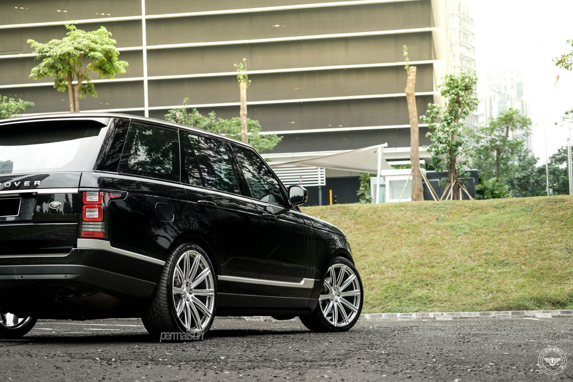 Aftermarket Rear Diffuser on Black Range Rover - Photo by Vossen