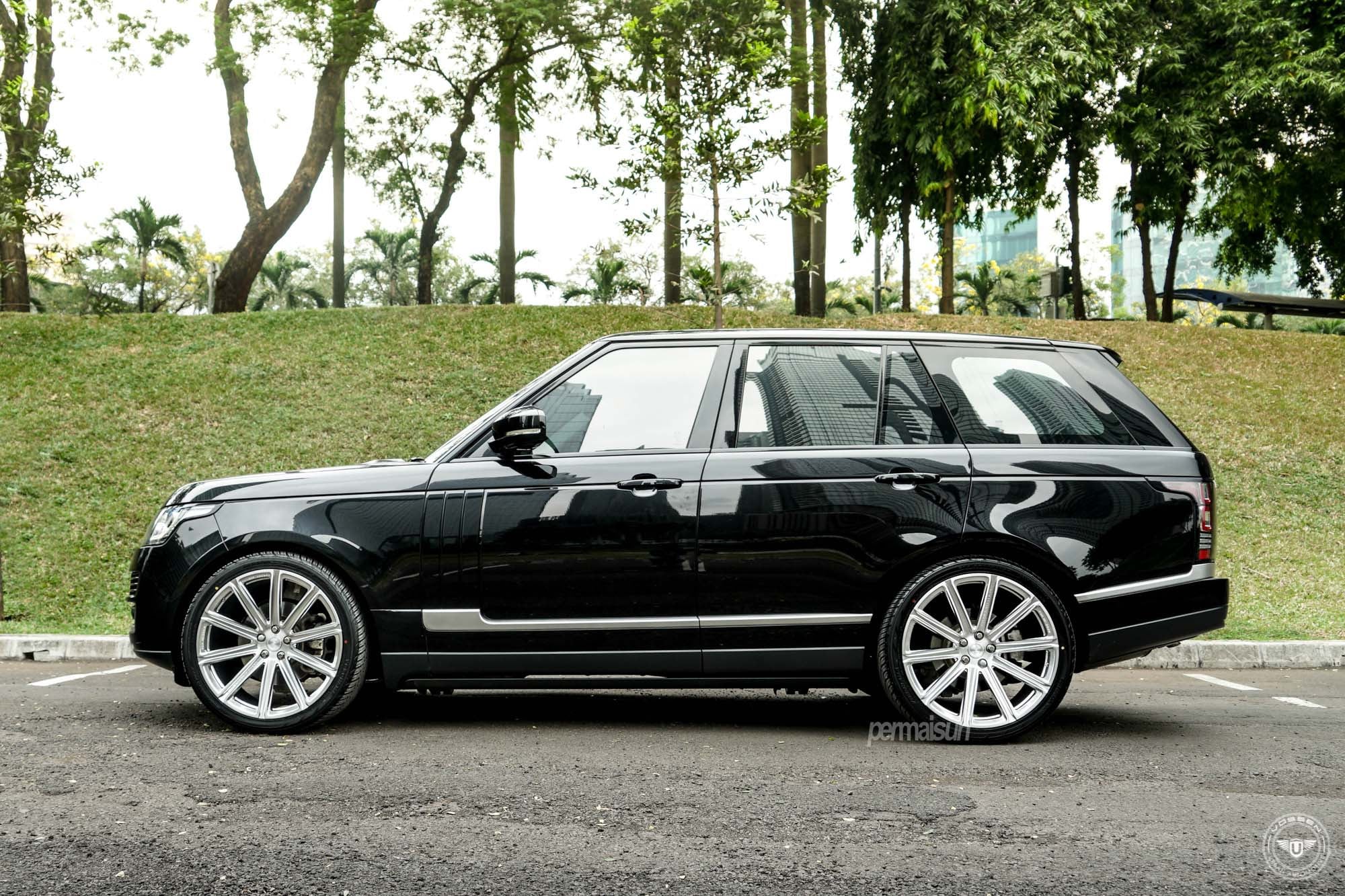 Black Range Rover with Aftermarket Running Boards - Photo by Vossen