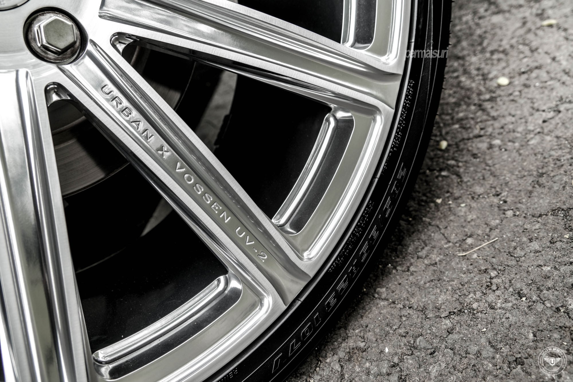 Black Range Rover with Chrome UV-2 Vossen Rims - Photo by Vossen