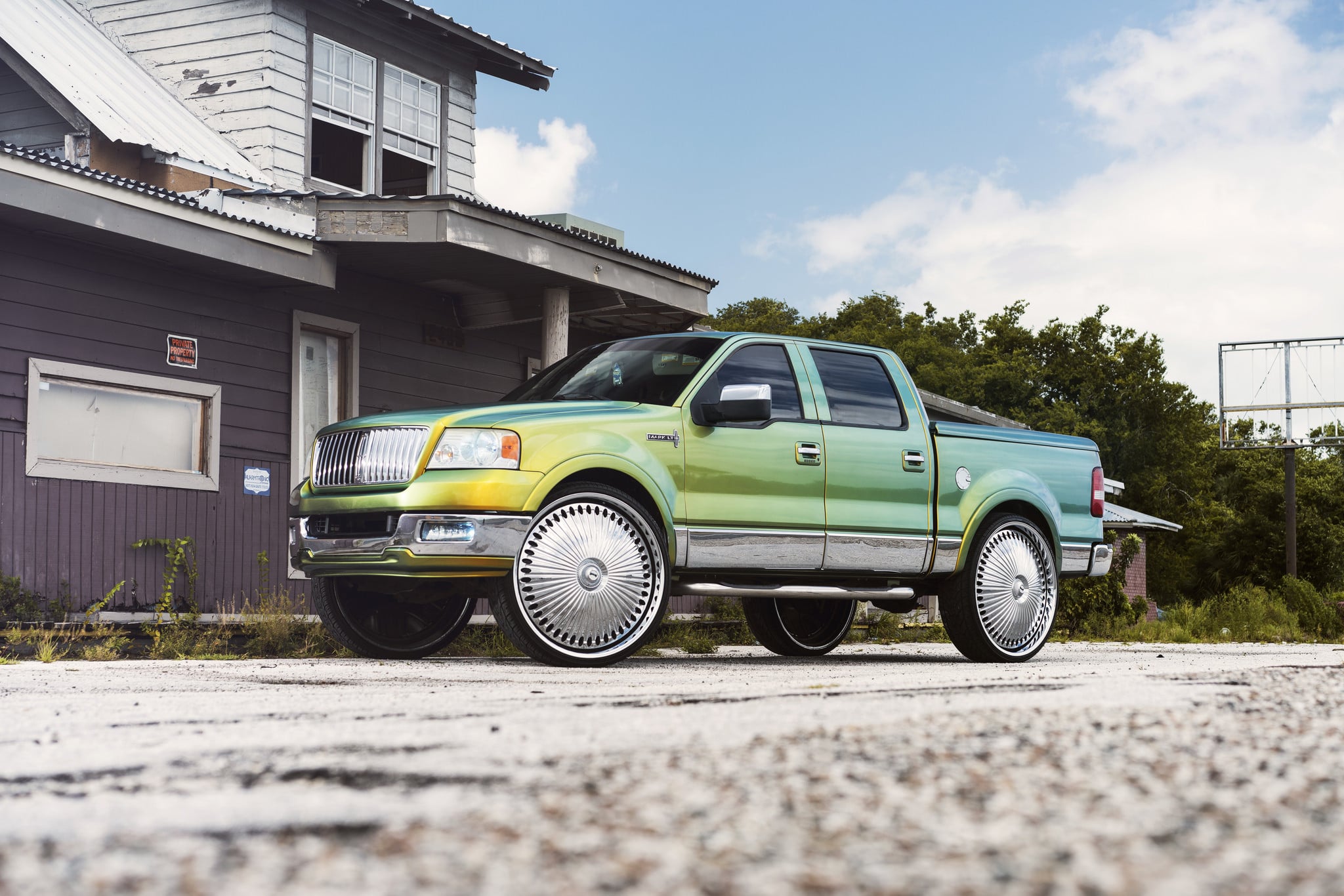 Aftermarket Side Steps on Lincoln Mark LT - Photo by DUB