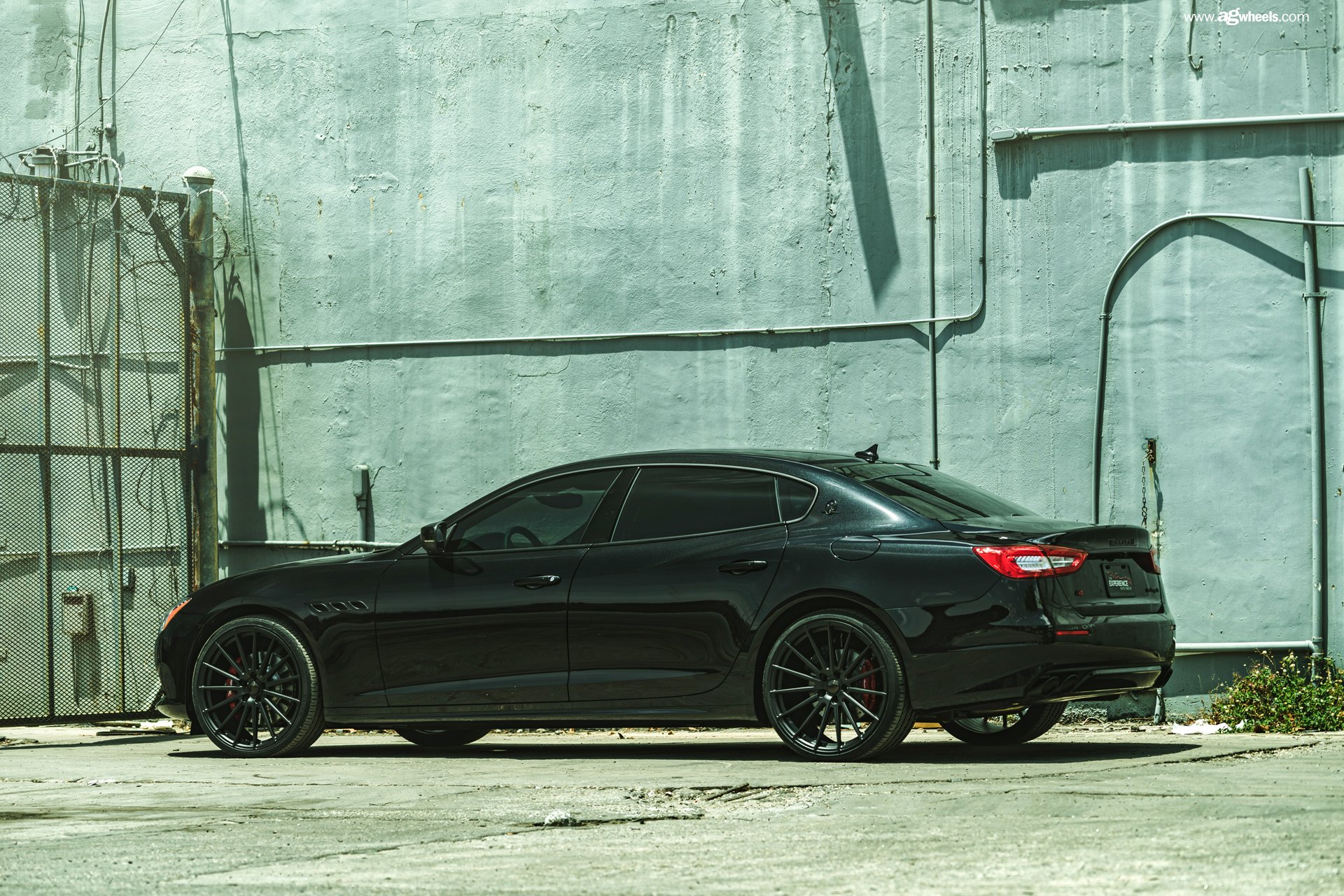 Matte Black Maserati. Maserati Quattroporte битое стекло инсталляция.