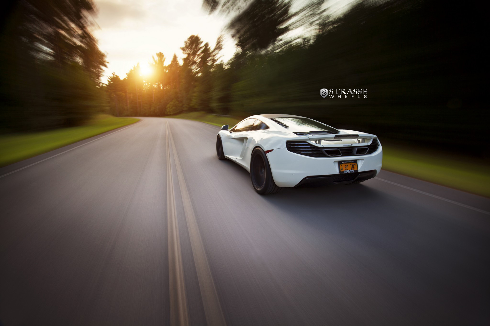 Rear Spoiler with Light on White Mclaren 12C - Photo by Strasse Forged