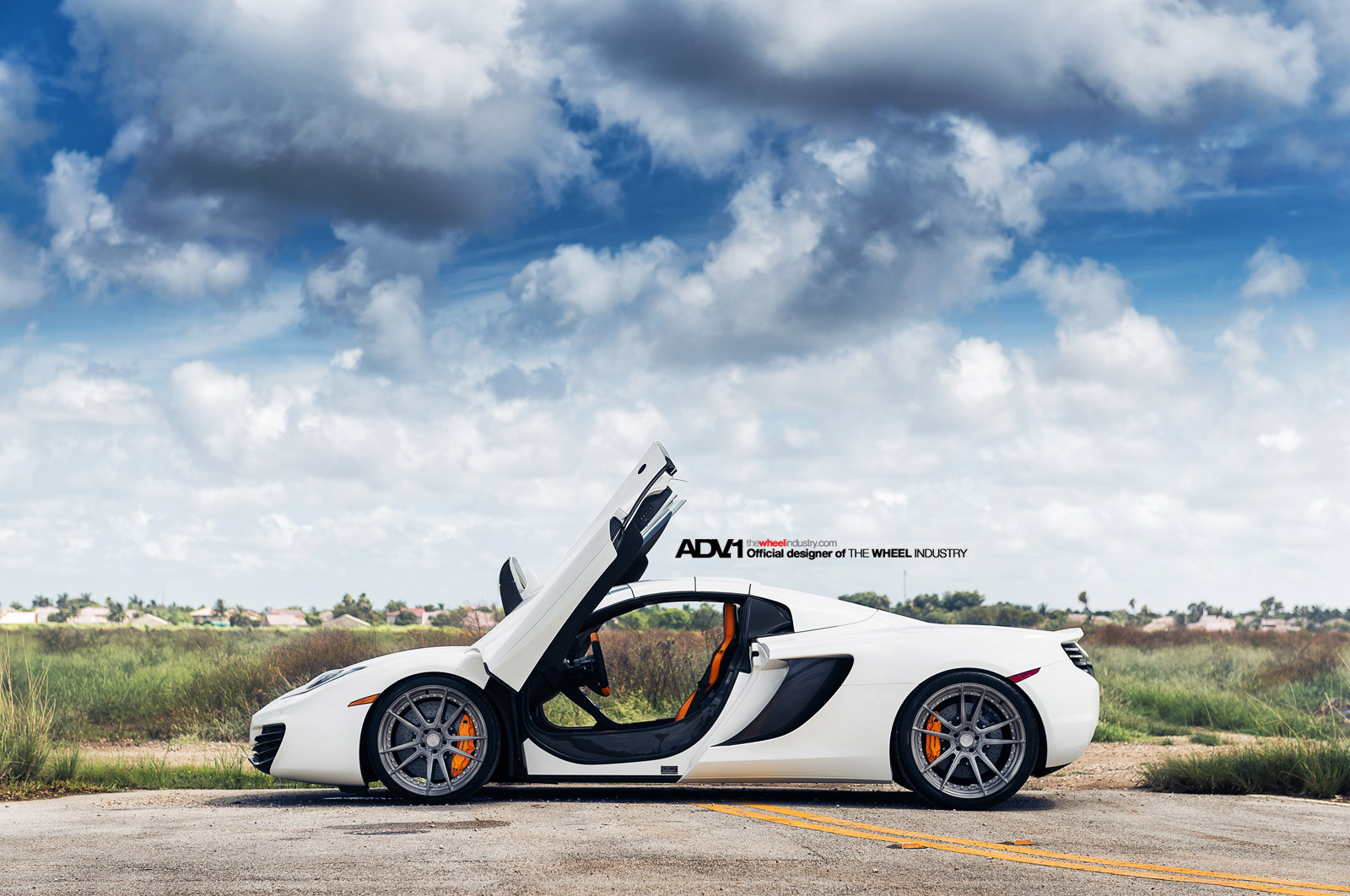 Vertical Doors on White Mclaren 12c - Photo by ADV.1