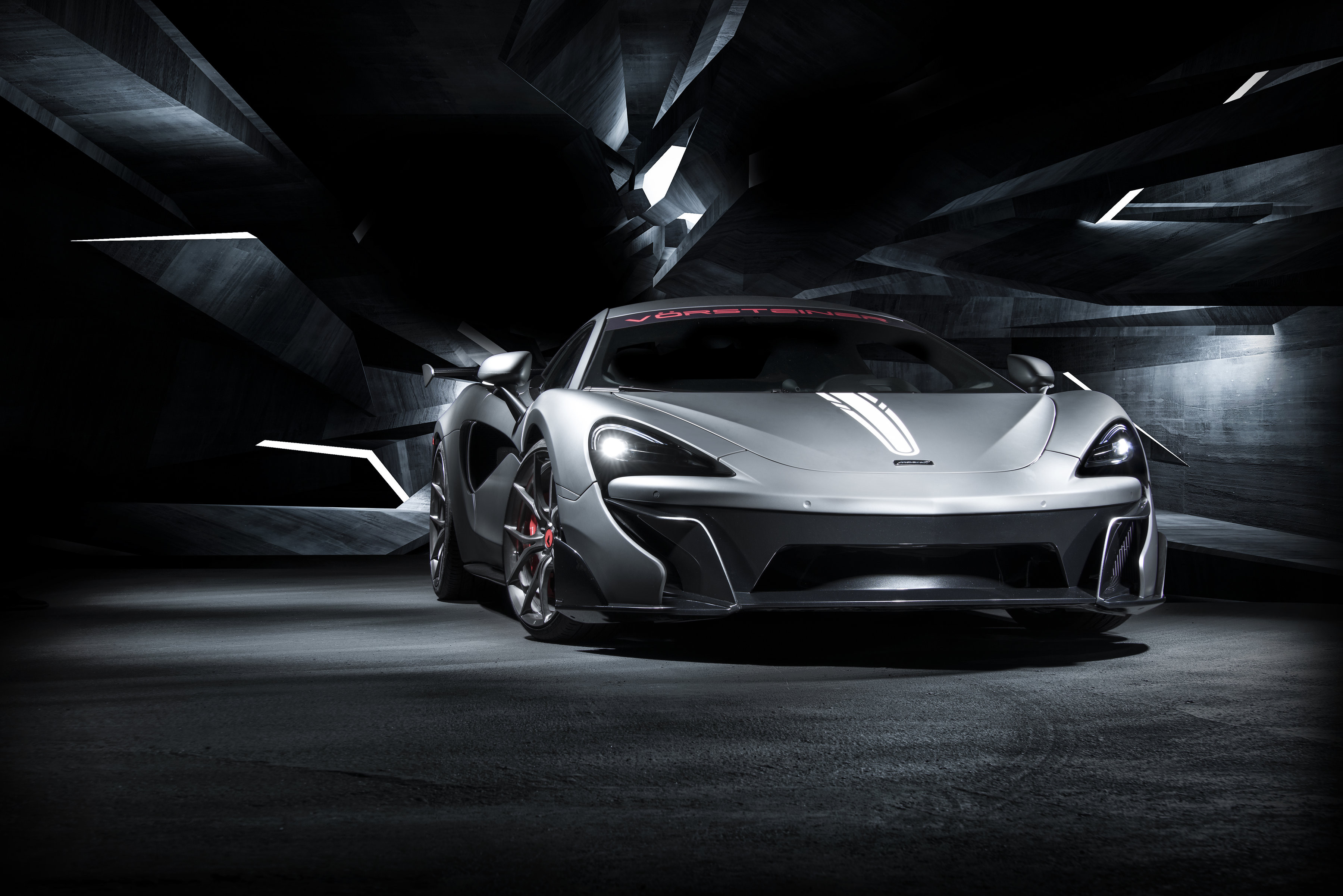 Dark Smoke Headlights on White McLaren 570S - Photo by Vorstiner