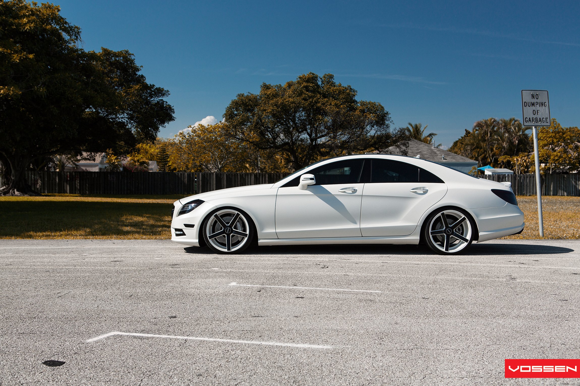 White view. Mercedes CLS 550 белый. Мерседес Бенц CLS белый. Mercedes Benz CLS Tuning. Mercedes CLS 550 AMG Tuning.