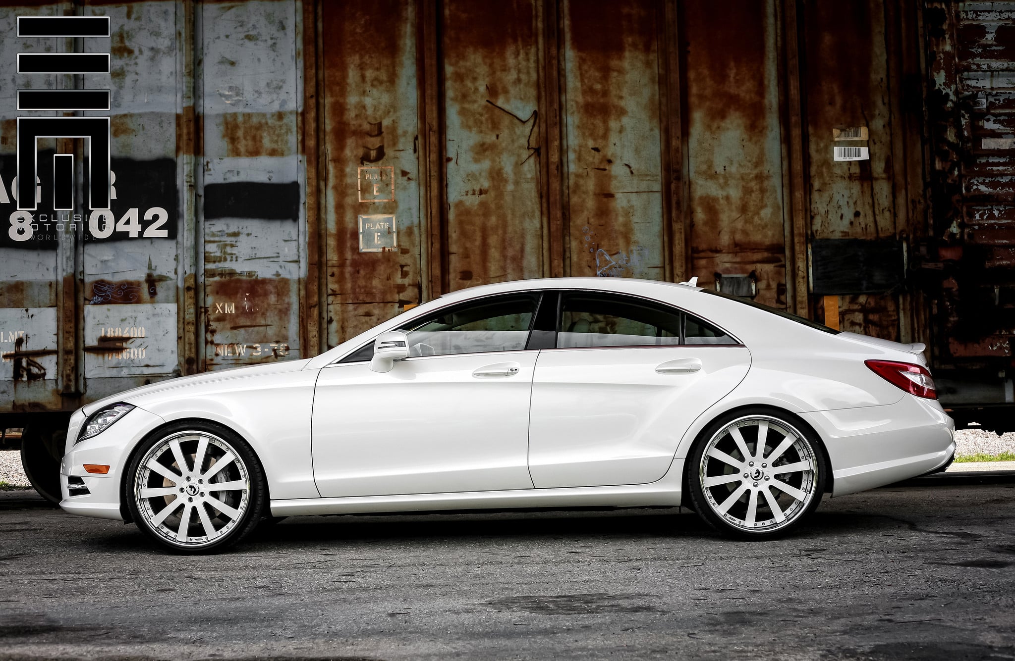 WHite Mercedes CLS on White Custom Wheels - Photo by Exclusive Motoring