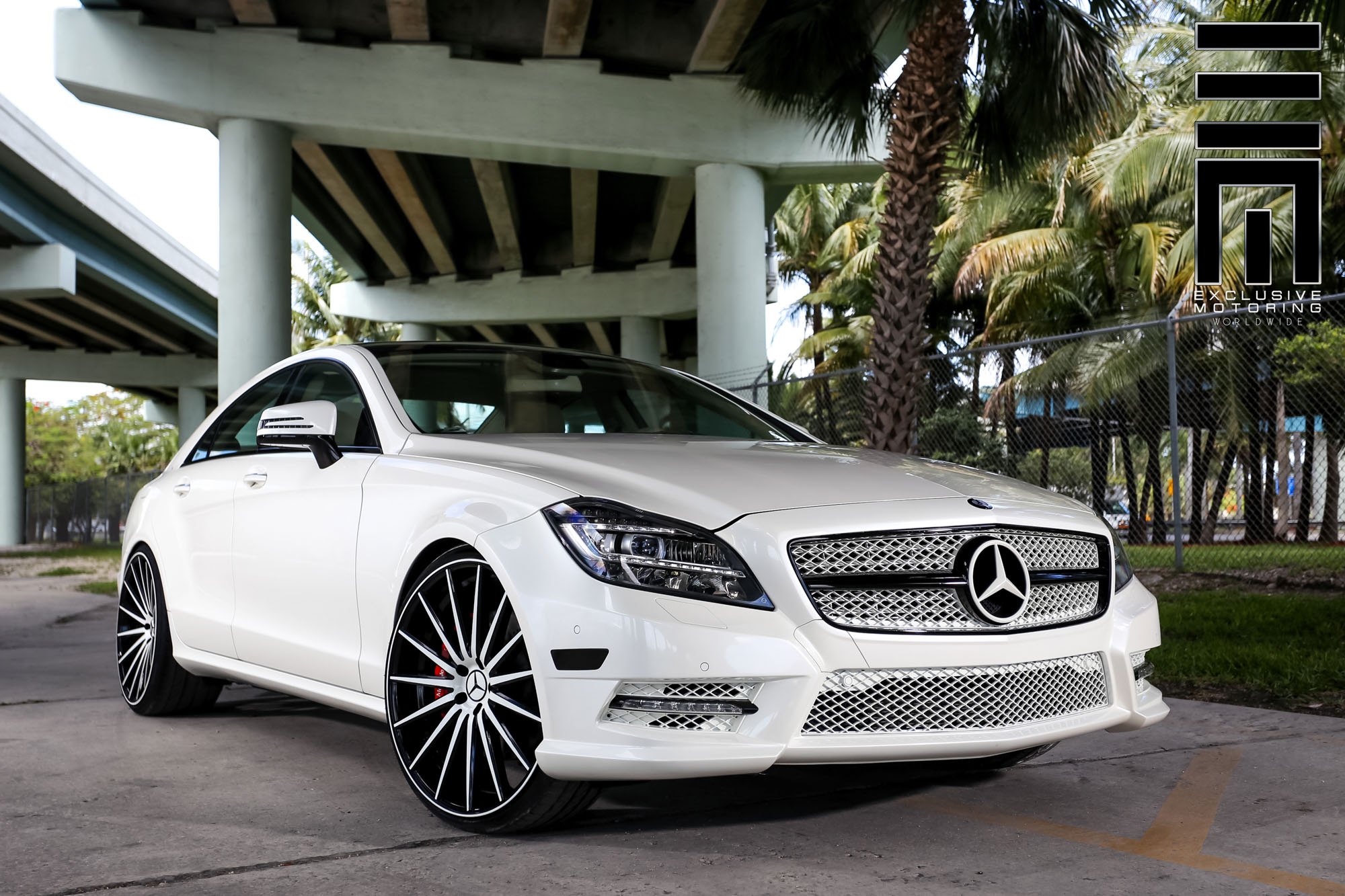 Белый мерседес. Mercedes-Benz w218. Mercedes Benz CLS 550 белый. Мерседес CLS 218 550 Vossen. Exclusive Wheels White Mercedes CLS.