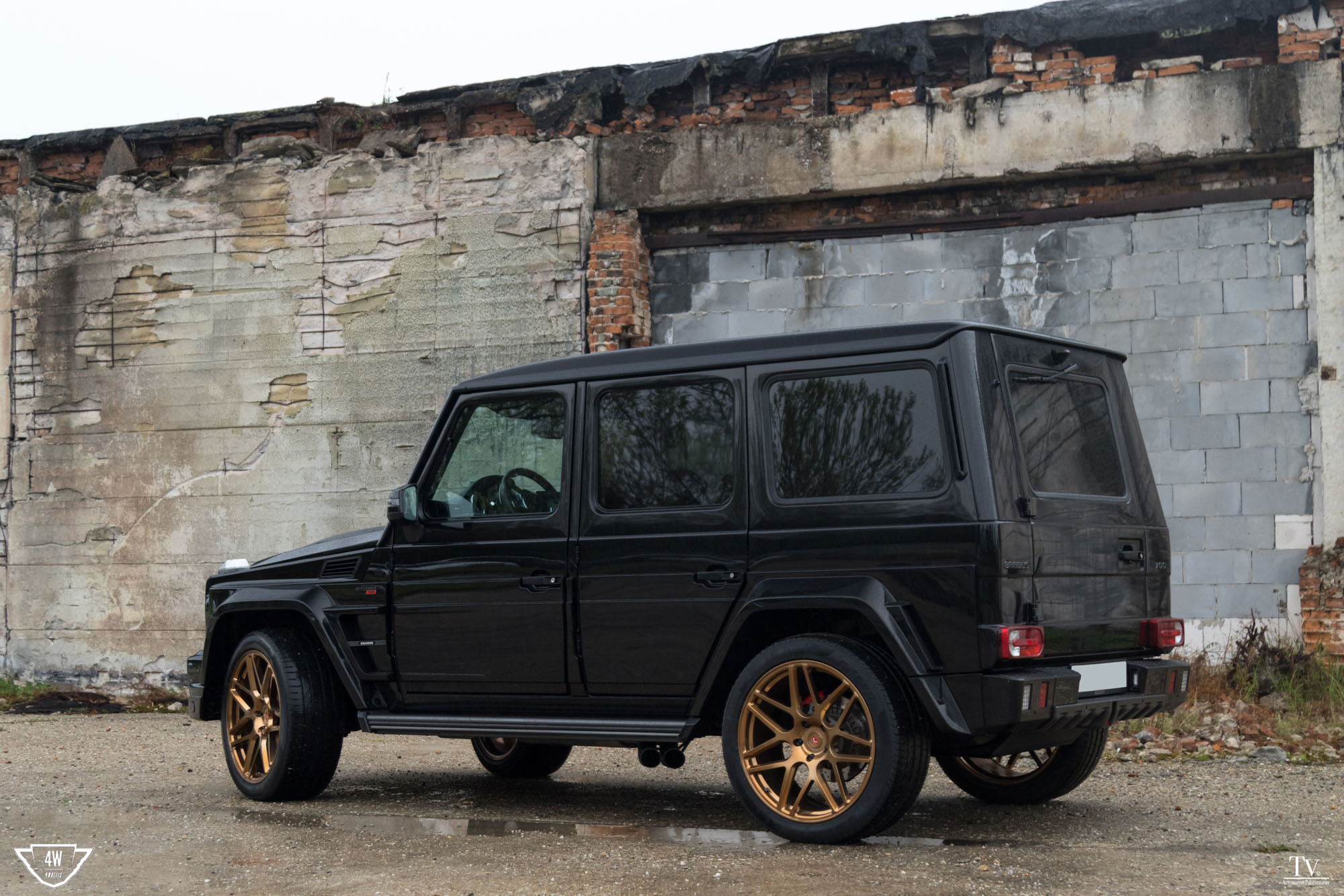 Aftermarket Side Steps on Black Mercedes G Class - Photo by Vossen