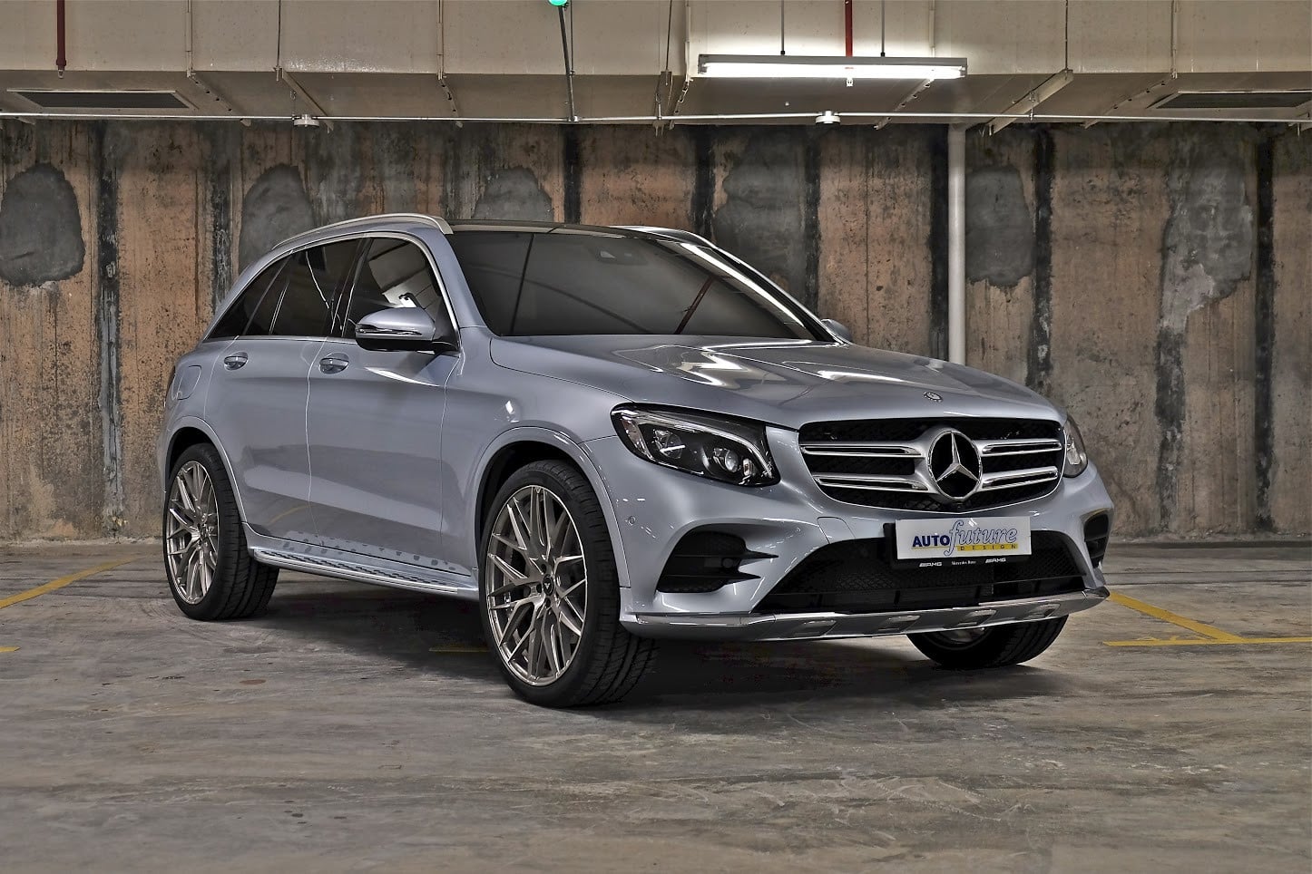 Chrome Bumper Guard on Gray Mercedes GLC Class - Photo by Vorstiner