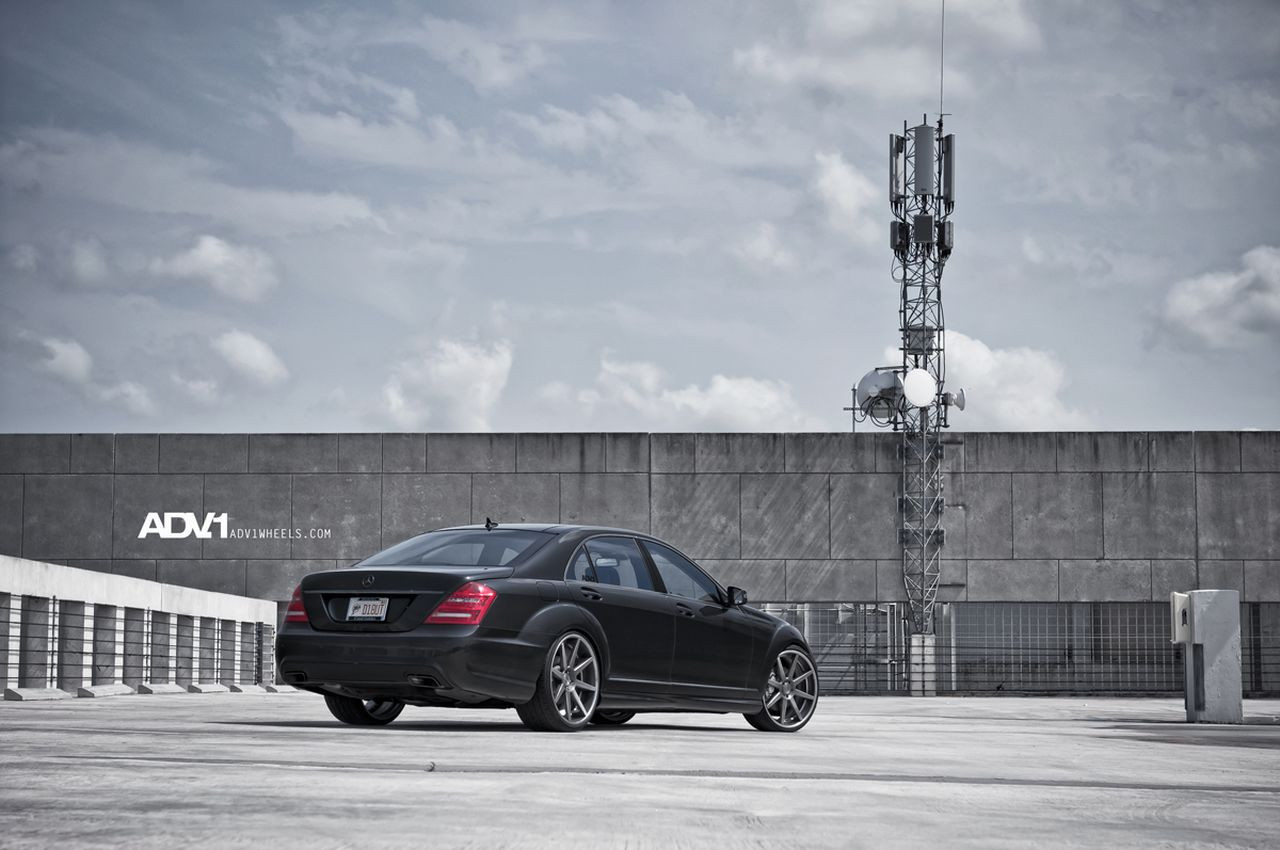 Lowered Mercedes S-class W221 - Photo by ADV.1