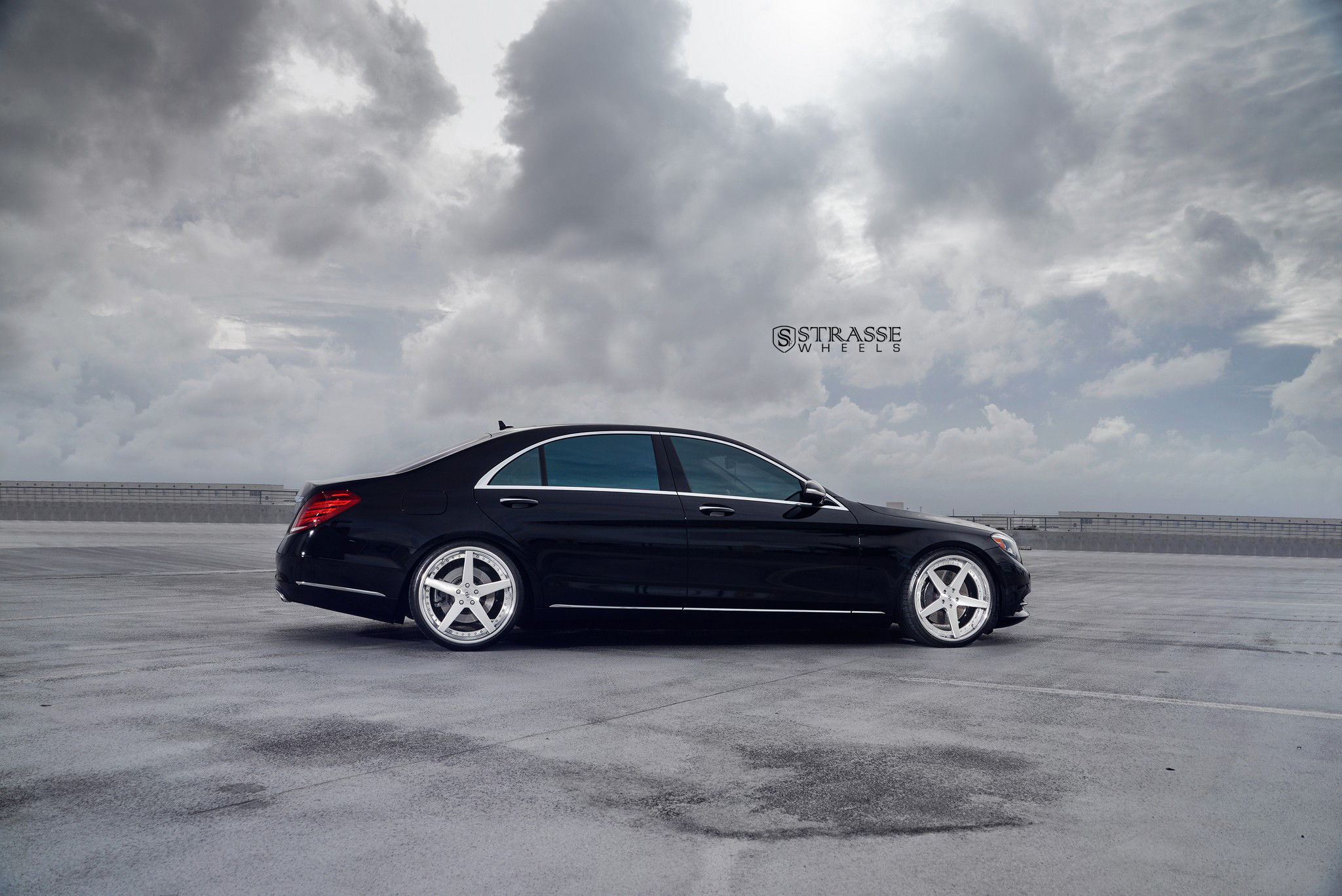 Aftermarket Side Skirts on Black Mercedes S-Class - Photo by Strasse Forged