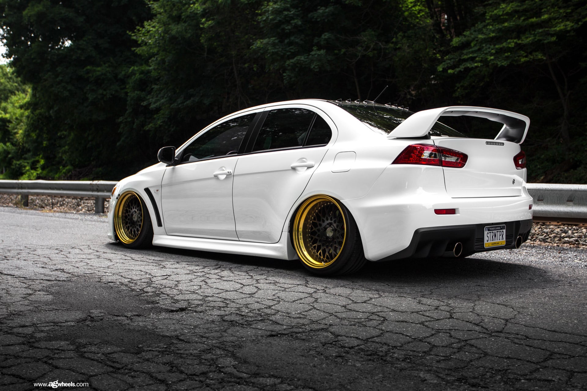 Air Lifted Mitsubishi Lancer Evolution X - Photo by Avant Garde
