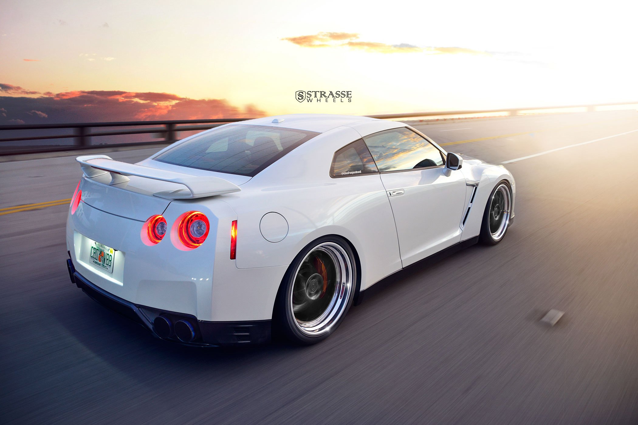 Nissan GTR белая с пленкой