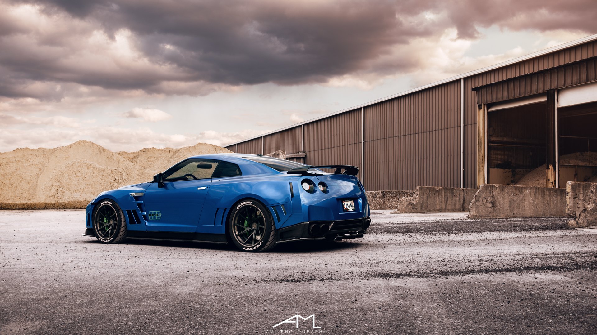 R m n g t r. Blue Nissan GTR Godzilla. ГТР синий HD. Ниссан ГТР синий на рабочий стол. GTR r35 под дождём.