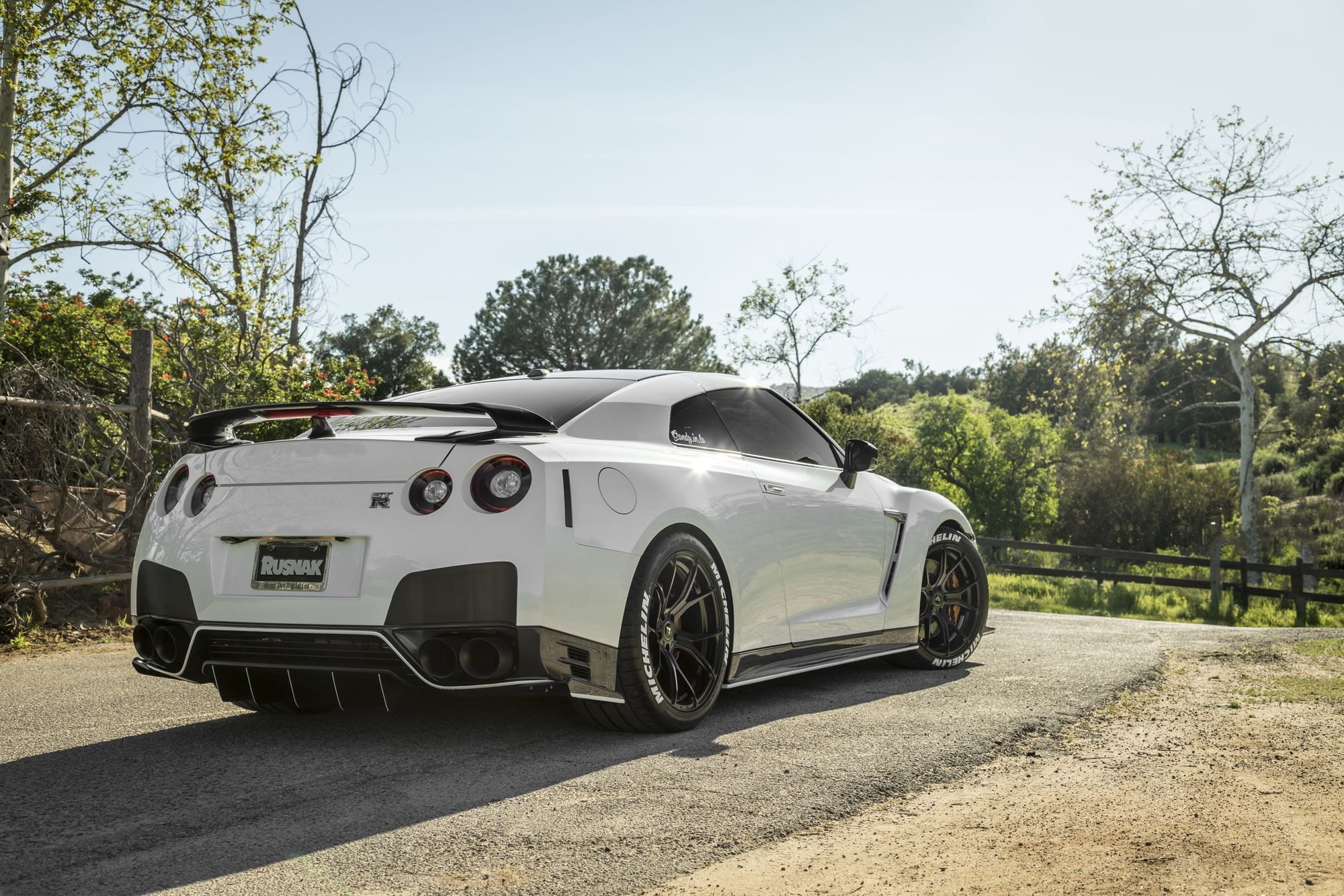 Фото гтр. Nissan GTR r35 белый. Nissan GTR r35 White Tuning. Nissan GTR r3000. Nissan GTR 2018 Custom.