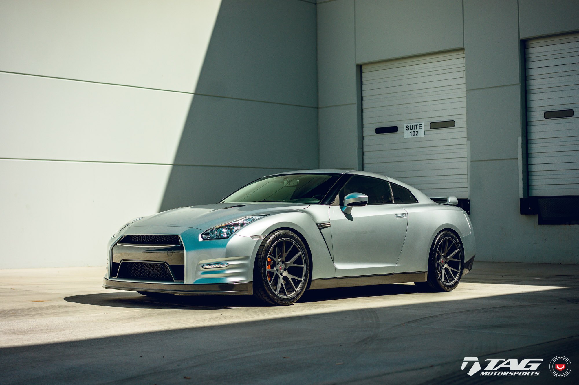 Nissan GT-R シルバー The Impeccable Godzilla: Silver Nissan GT-R Boasts Custom
