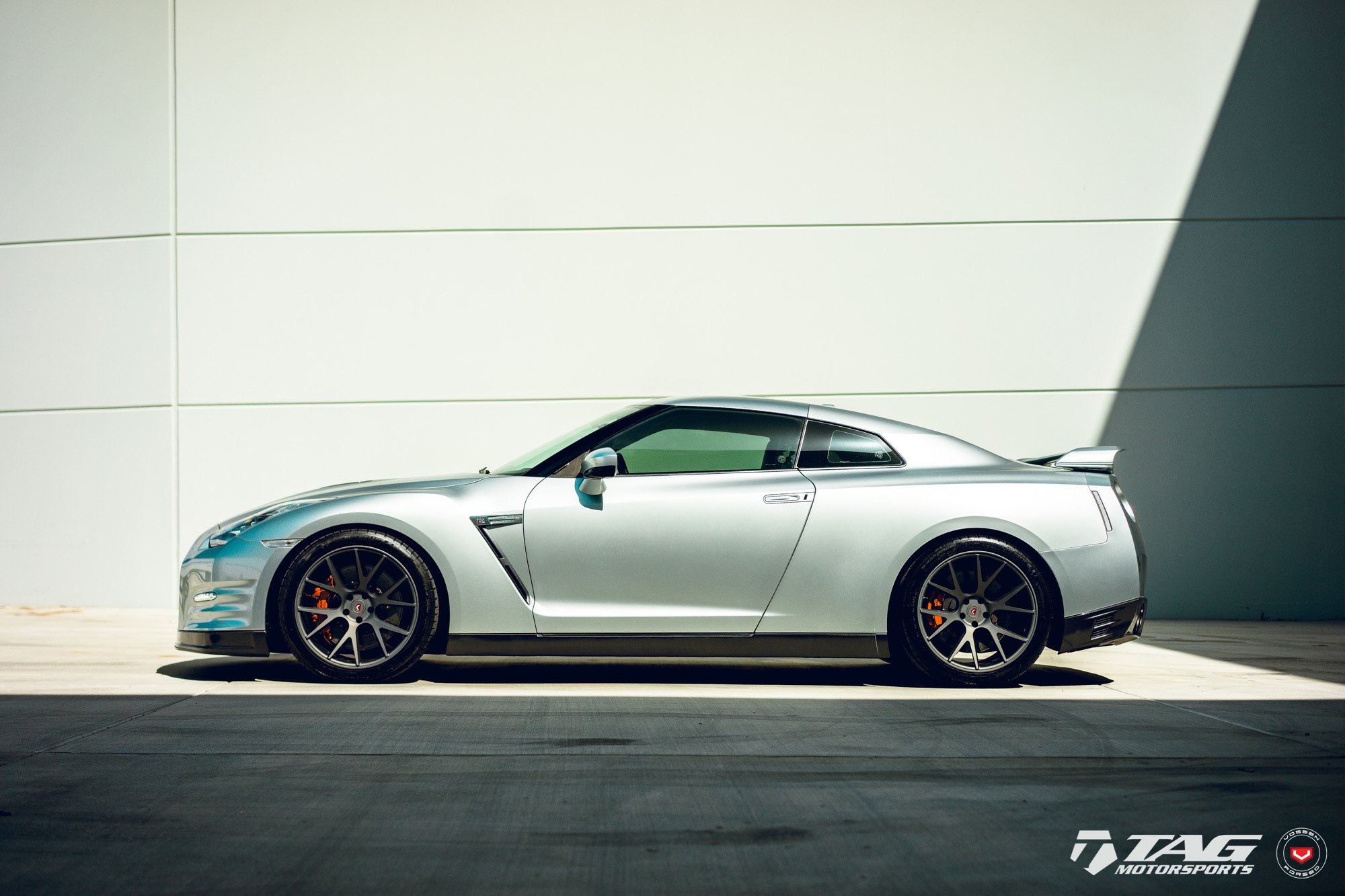 The Impeccable Godzilla: Silver Nissan GT-R Boasts Custom