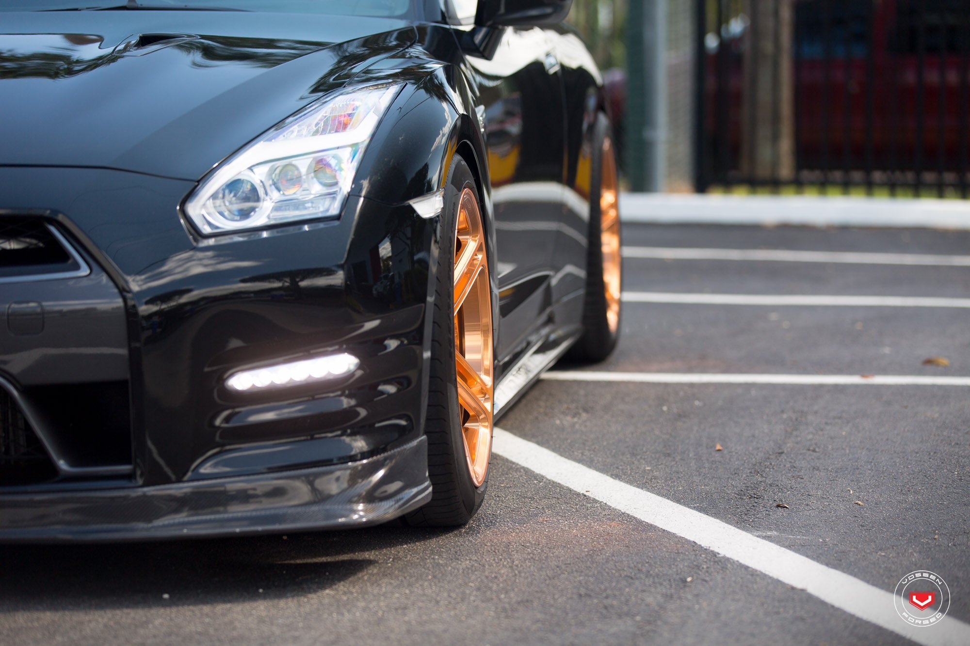 ジョンウォン Dropped Black Nissan 370Z on Contrasting Copper Penny Vossen