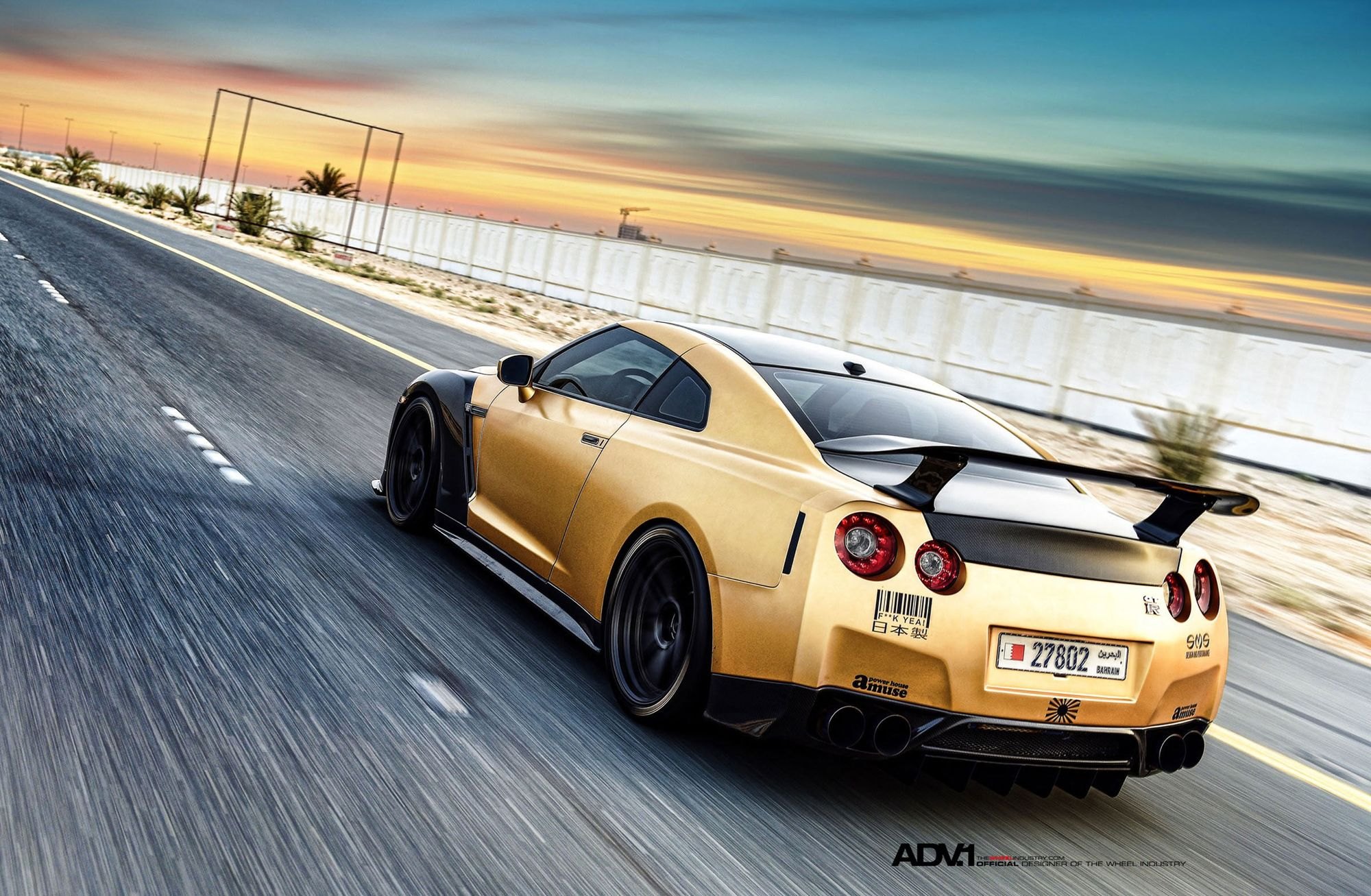 MINI GT LB-WORKS Nissan GT-R (R35) Satin Gold w/ Carbon Type
