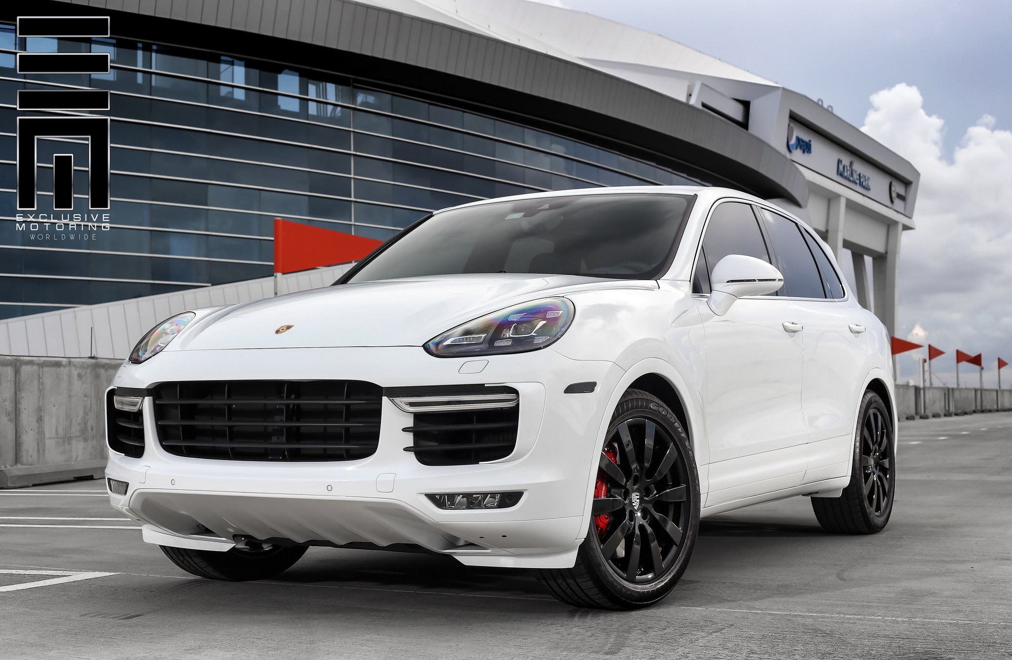 Porsche Cayenne with Ground Effects - Photo by Exclusive Motoring