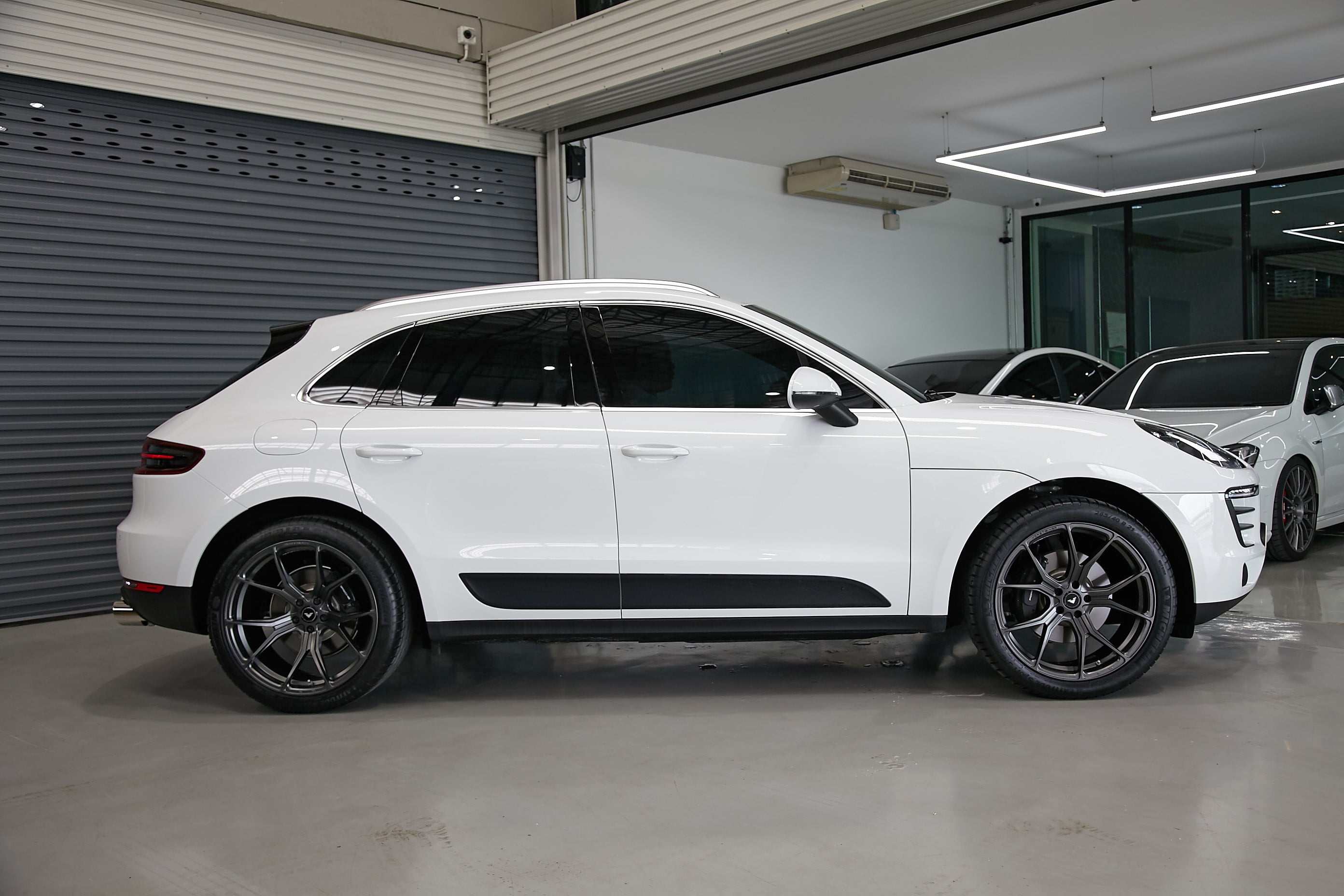 Aftermarket Side Skirts on White Porsche Macan - Photo by Vorstiner