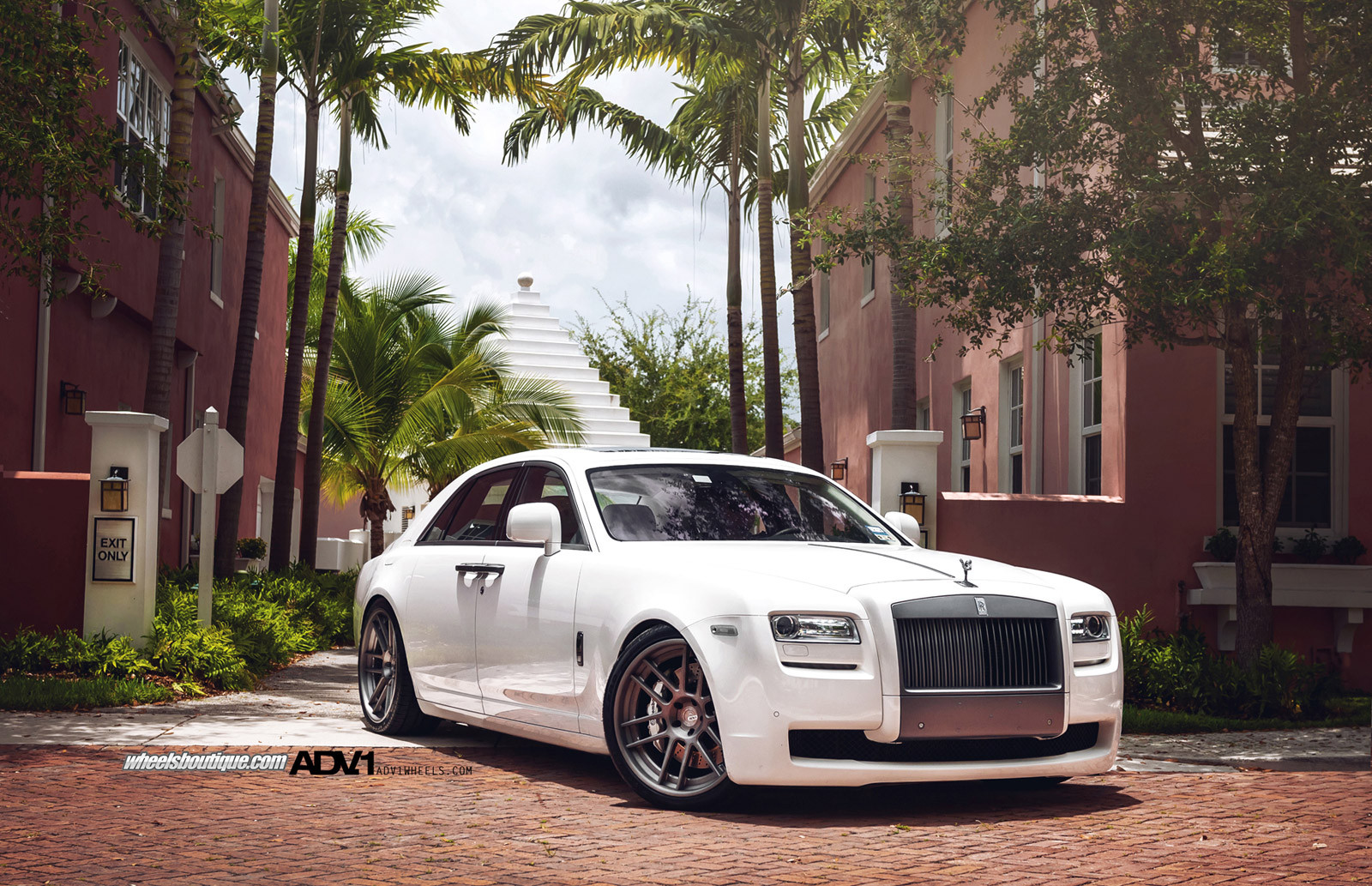 White Rolls Royce Ghost with Aftermarket Front Grille - Photo by ADV.1