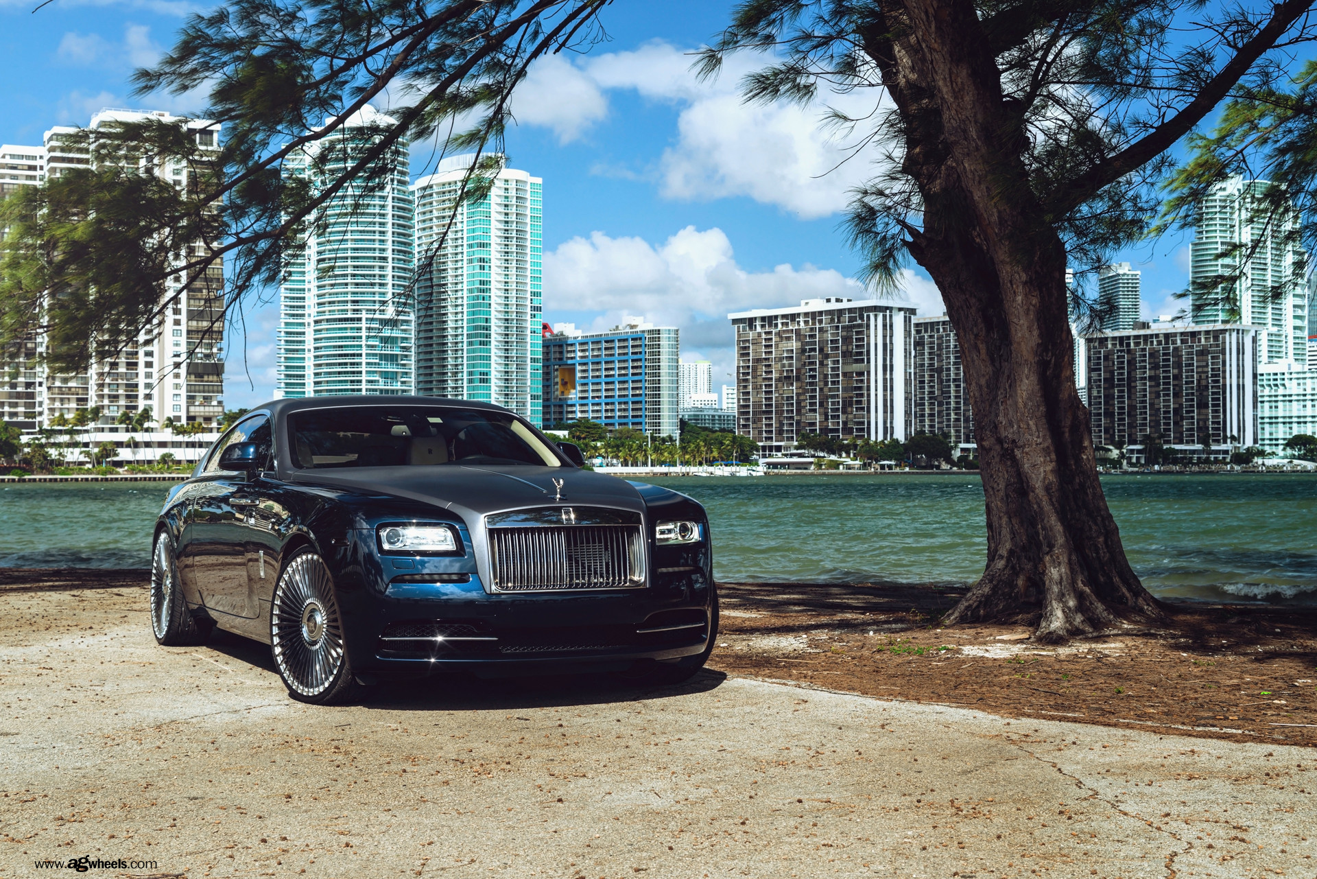 Blue Rolls-Royce Wraith with Chrome Grille - Photo by Avant Garde Wheels