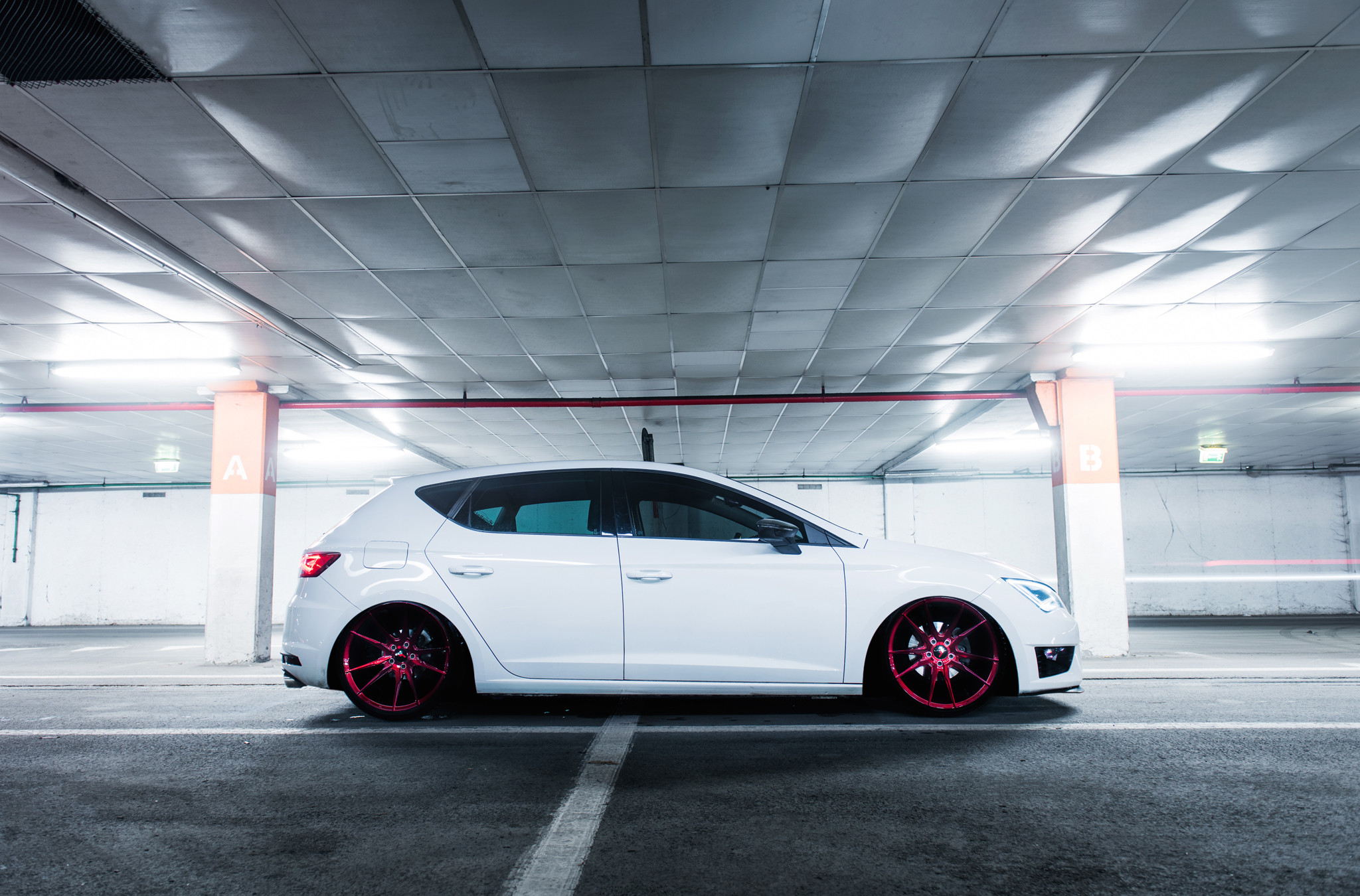 Custom Red JR Rims on White Seat Leon - Photo by JR Wheels