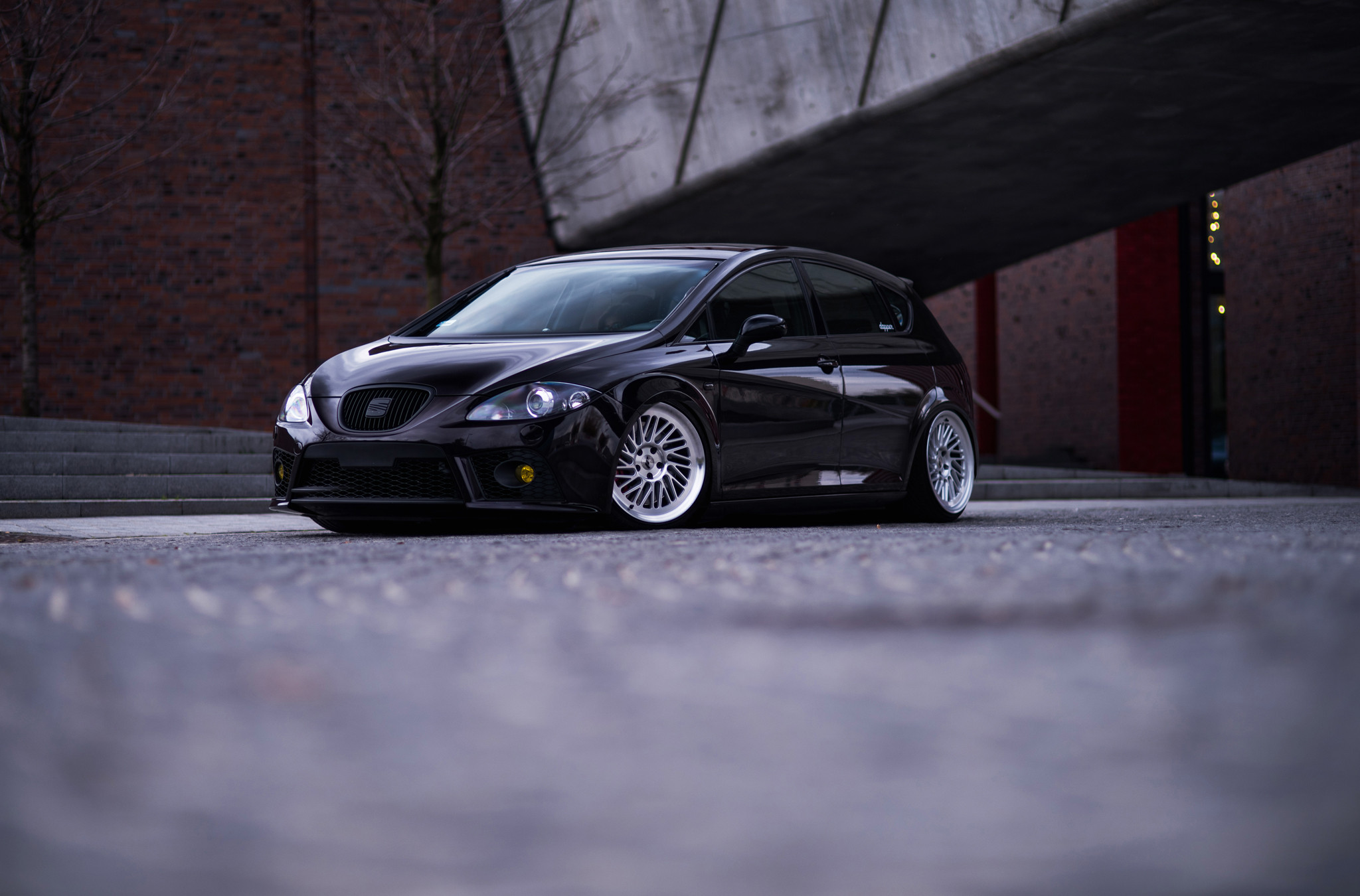 Front Bumper with Yellow Fog Lights on Black Seat Leon - Photo by JR Wheels